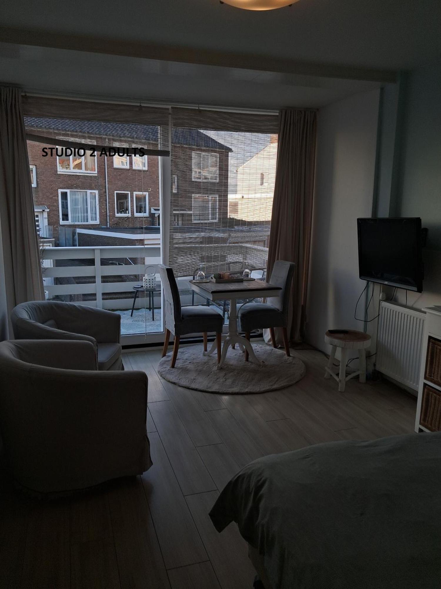 Studio (2 Adults),1652773004:JPEG