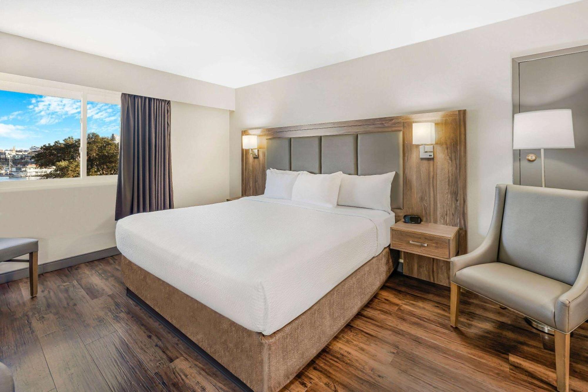 Deluxe King Room with Kitchenette and Harbour View
