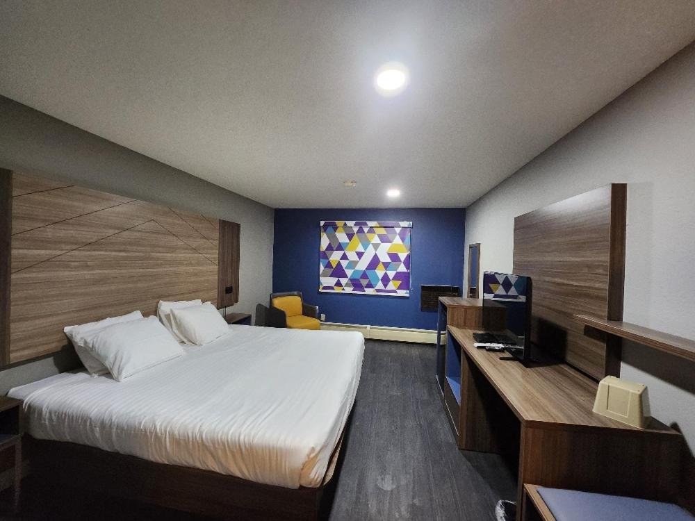 King Room with Mobility Access and Bathtub with Grab Bars, Non-Smoking