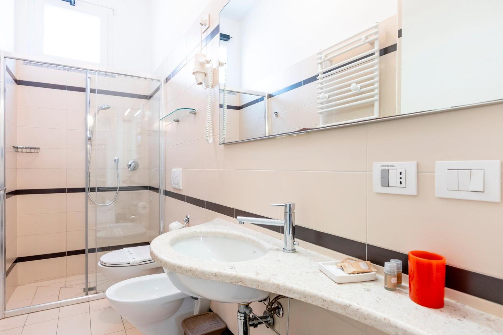 Klassisches Apartment mit 1 Schlafzimmer und Kingsize-Bett