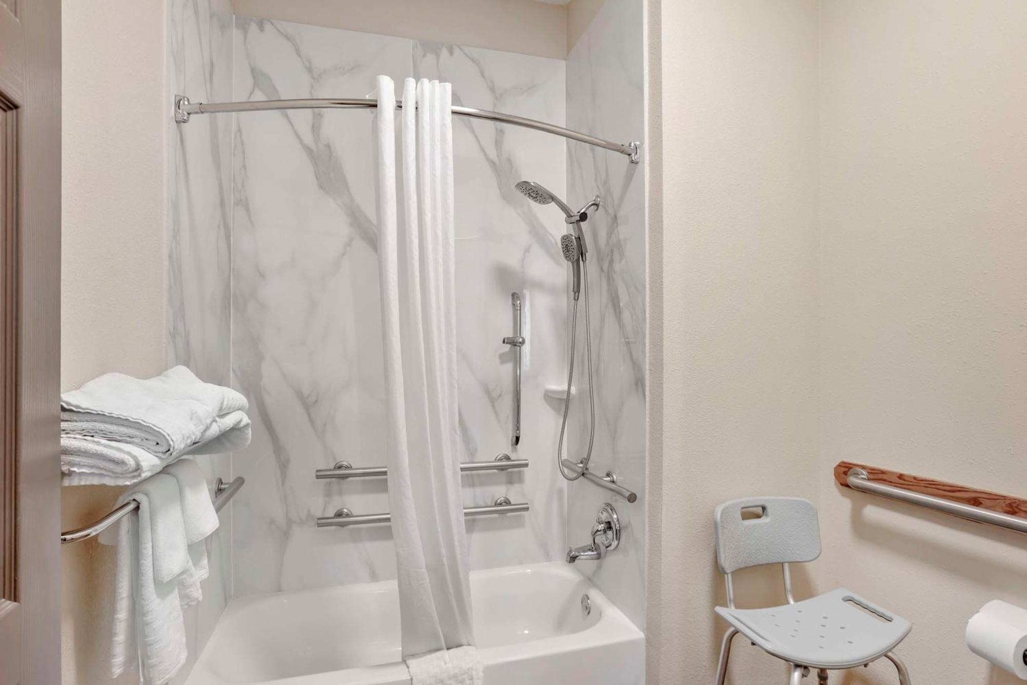 Queen Room with Two Queen Beds and Bath Tub - Mobility Accessible
