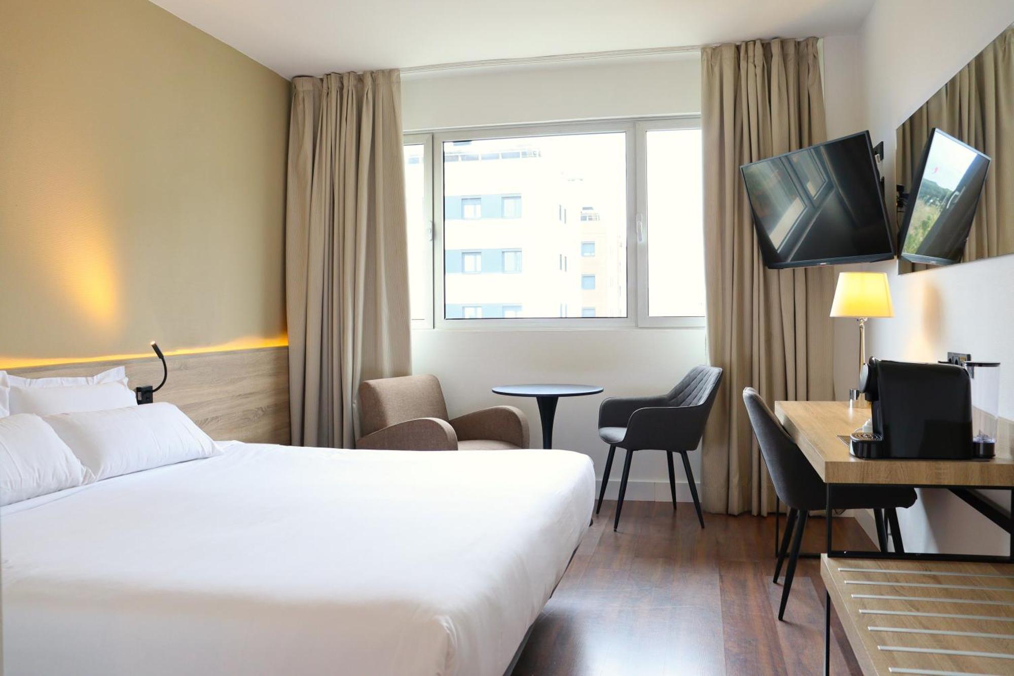 Superior Room with Partial Sea View