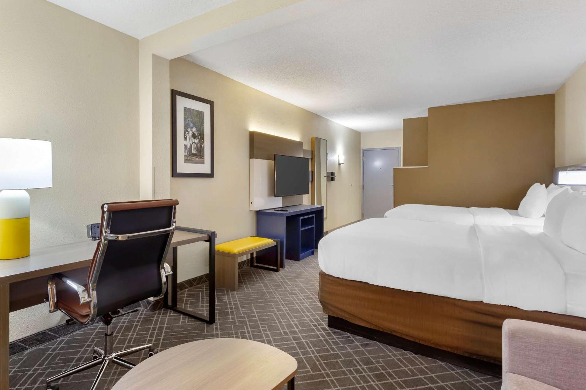 Queen Suite with Two Queen Beds
