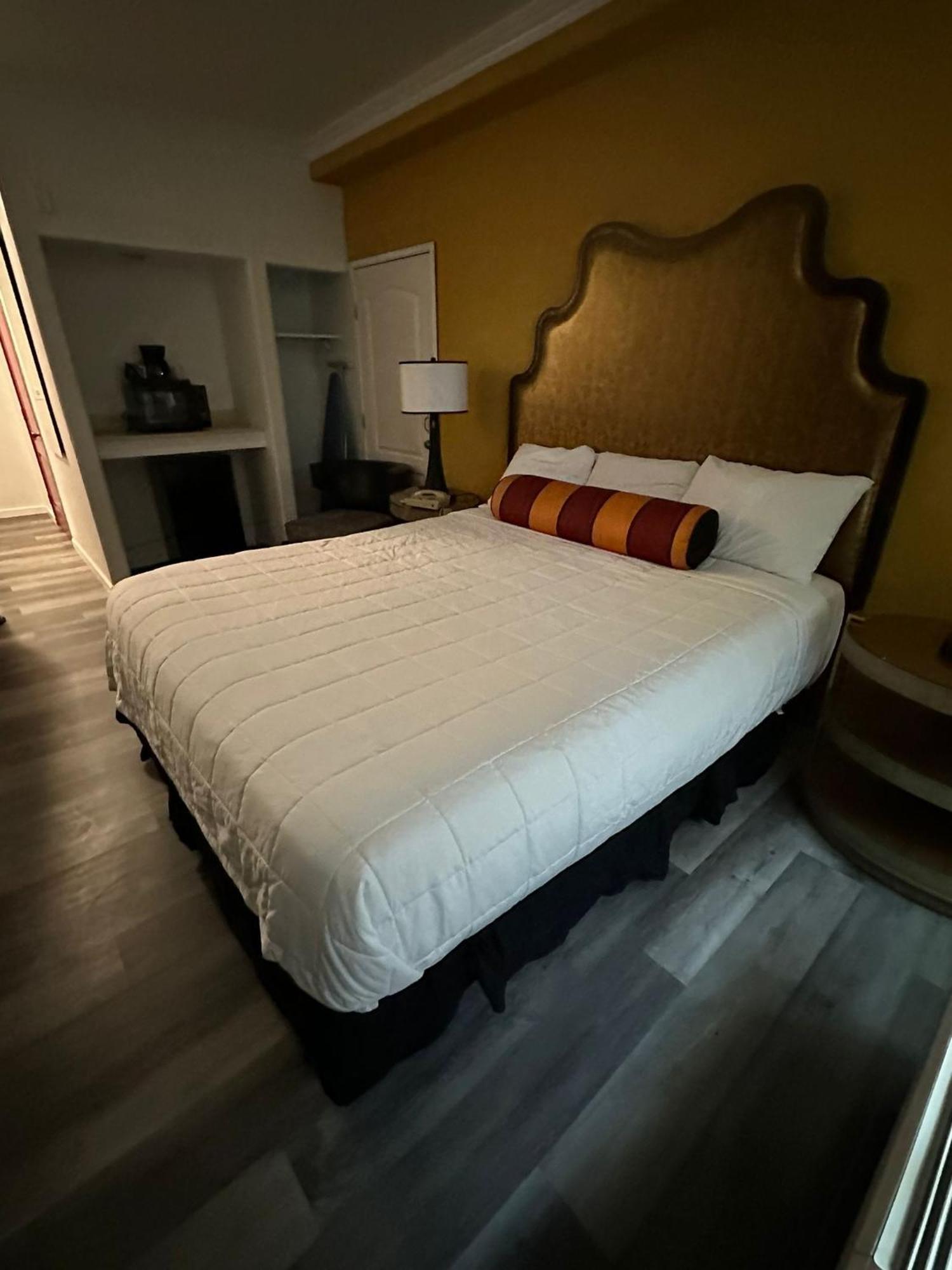 King Room with Mobility Access and Bathtub with Grab Bars, Non-Smoking