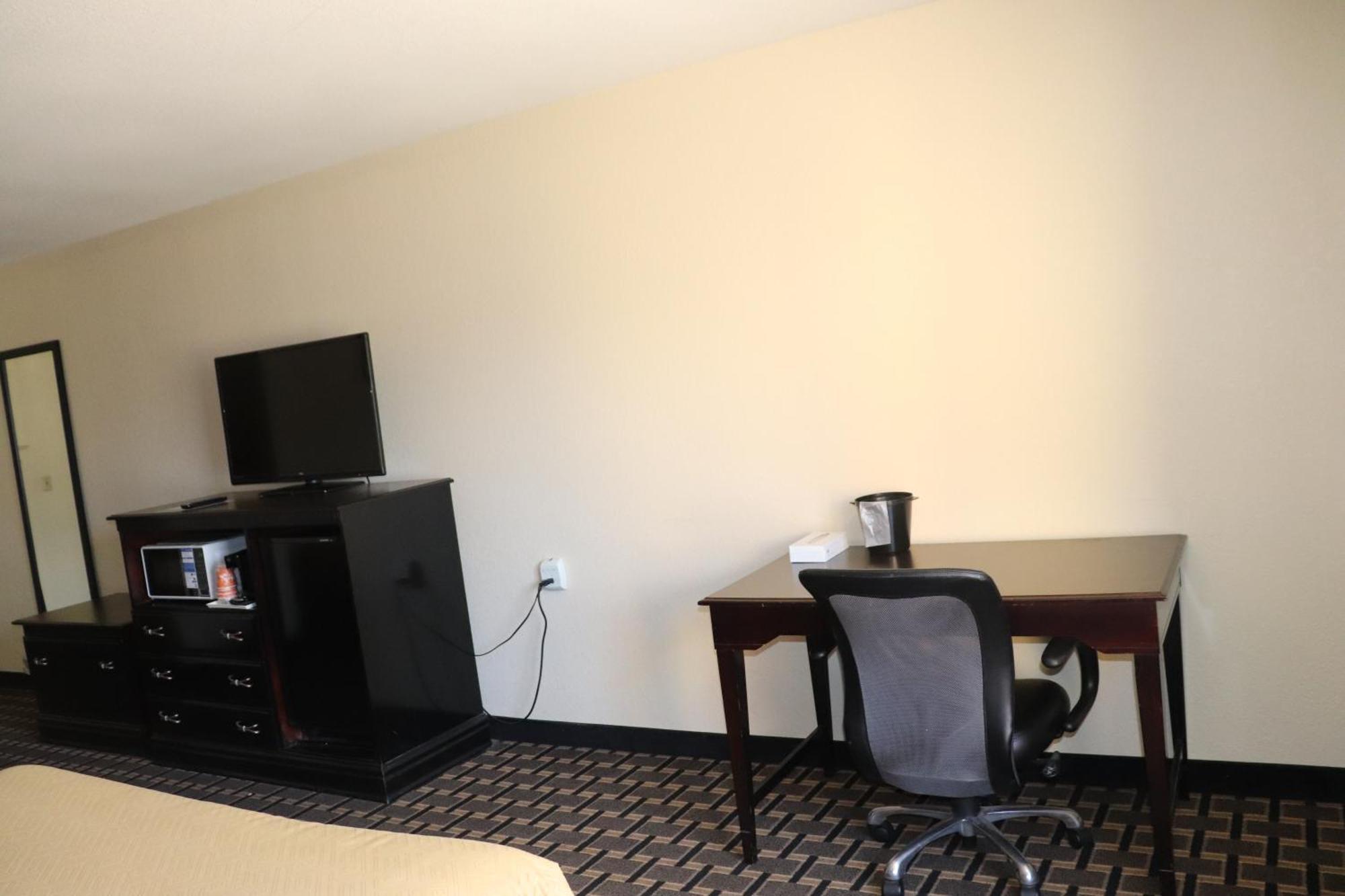 Suite Two Queen Beds One King Bed Non-Smoking,1656207808:JPEG