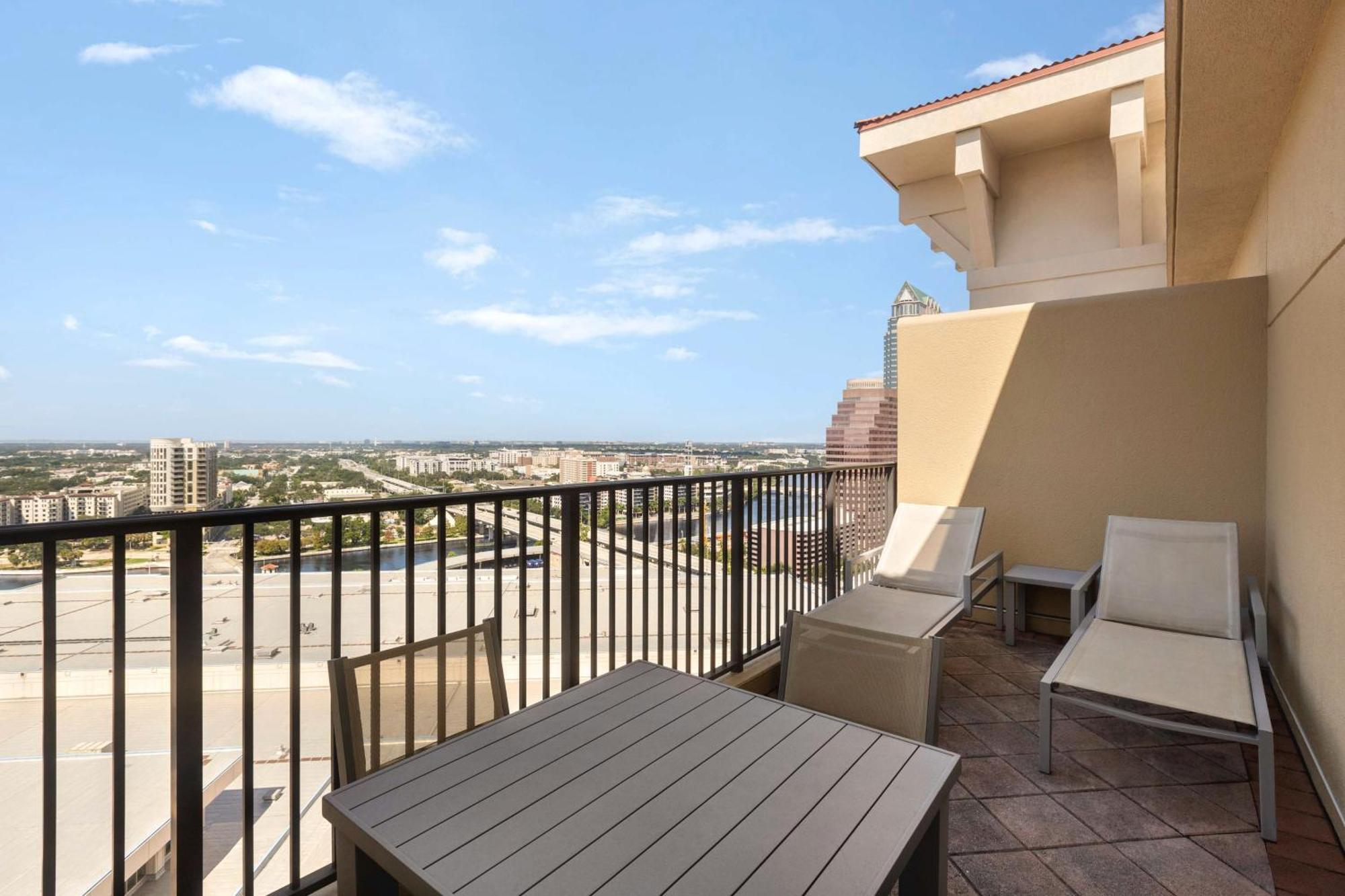 King Suite with Bay View - Non-Smoking