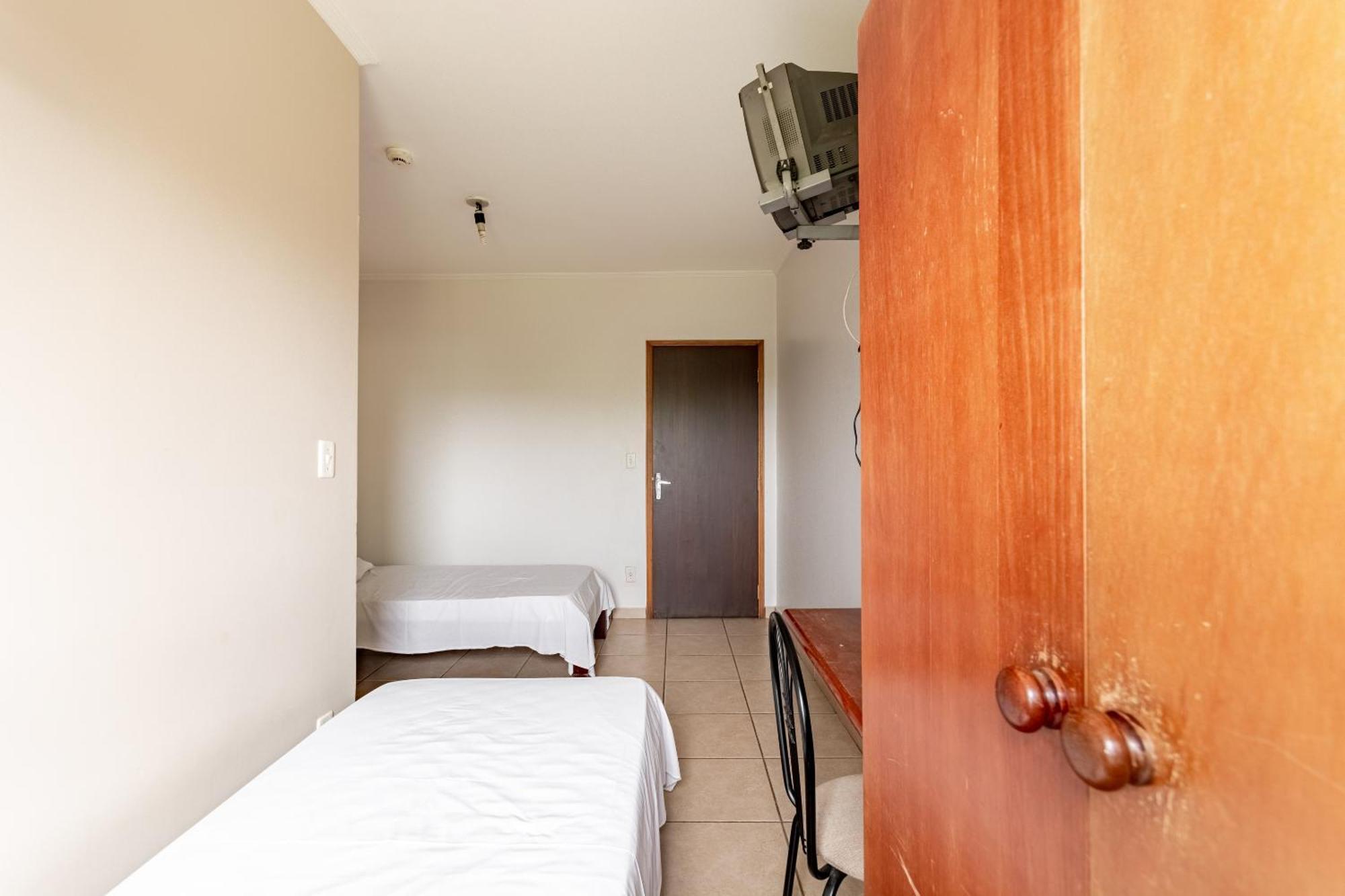 Quarto com 2 Camas de Solteiro