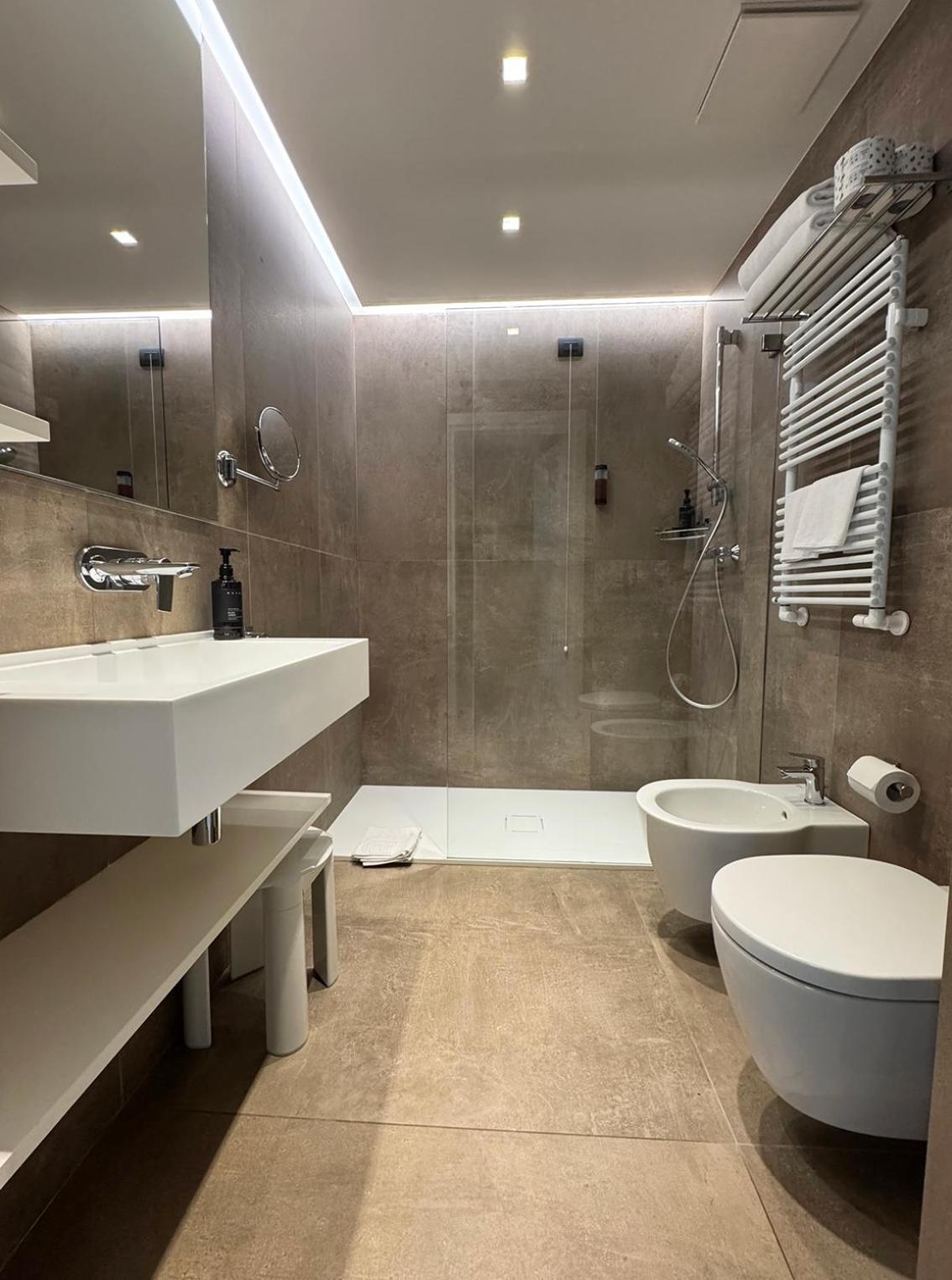 Double Room Lake View,1765205823:JPEG