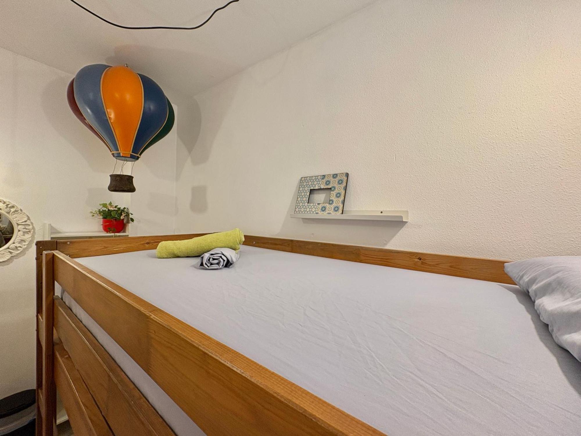 Tweepersoonskamer met Stapelbedden en een Gedeelde Badkamer