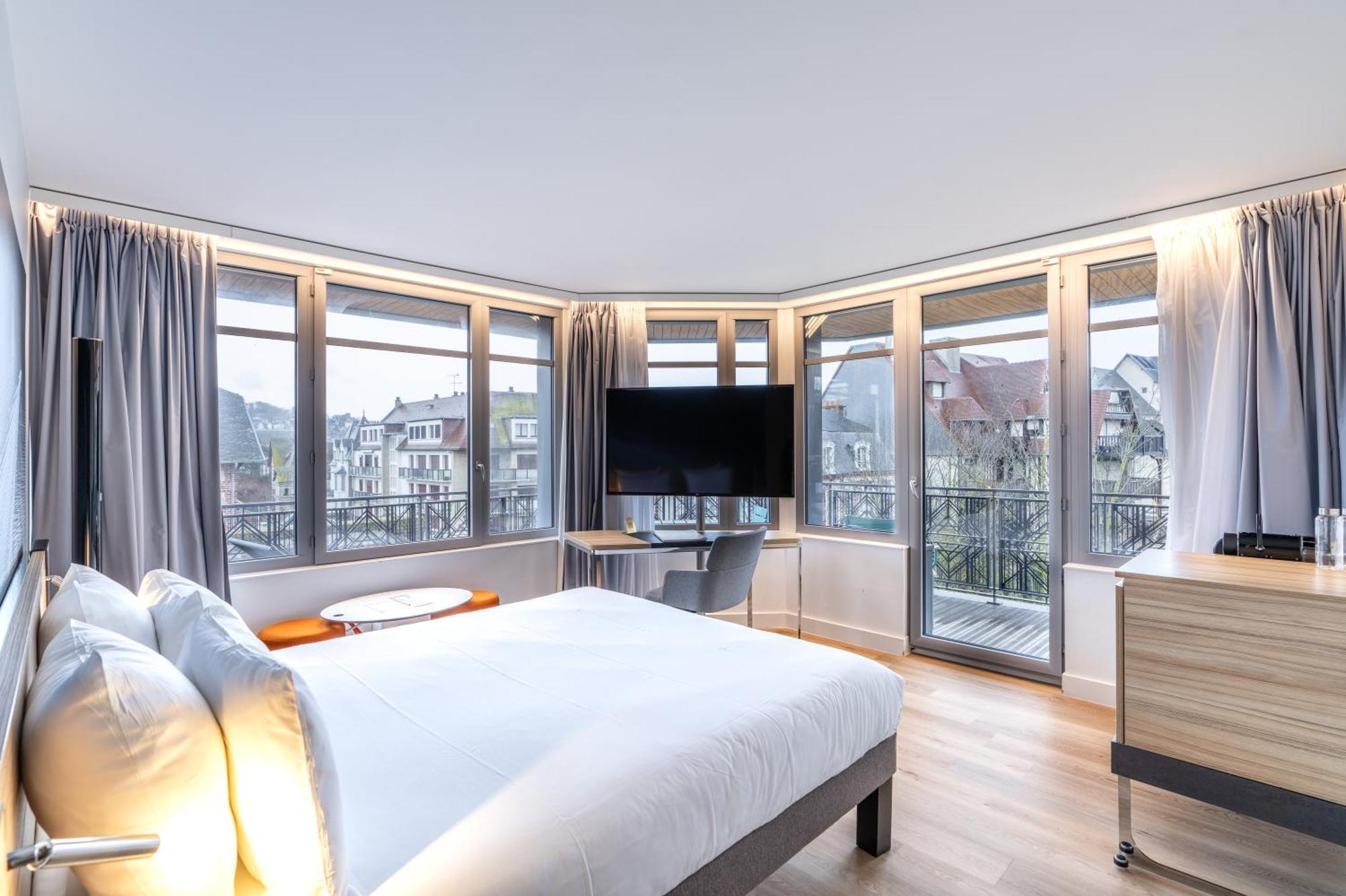 Executive Double Room with Sofa Bed and Balcony,1698405391:JPEG