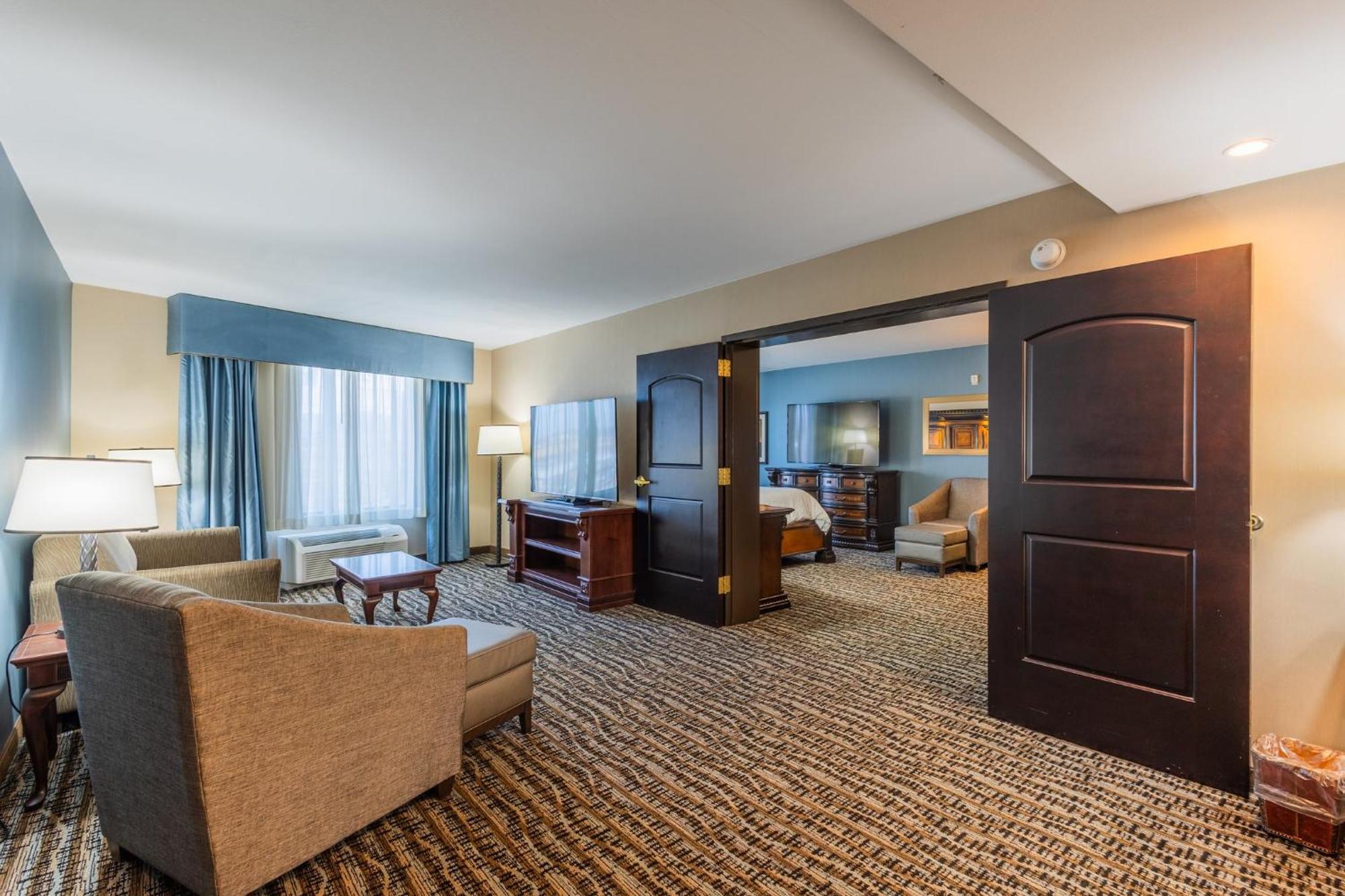 One-Bedroom Suite with Jetted Tub