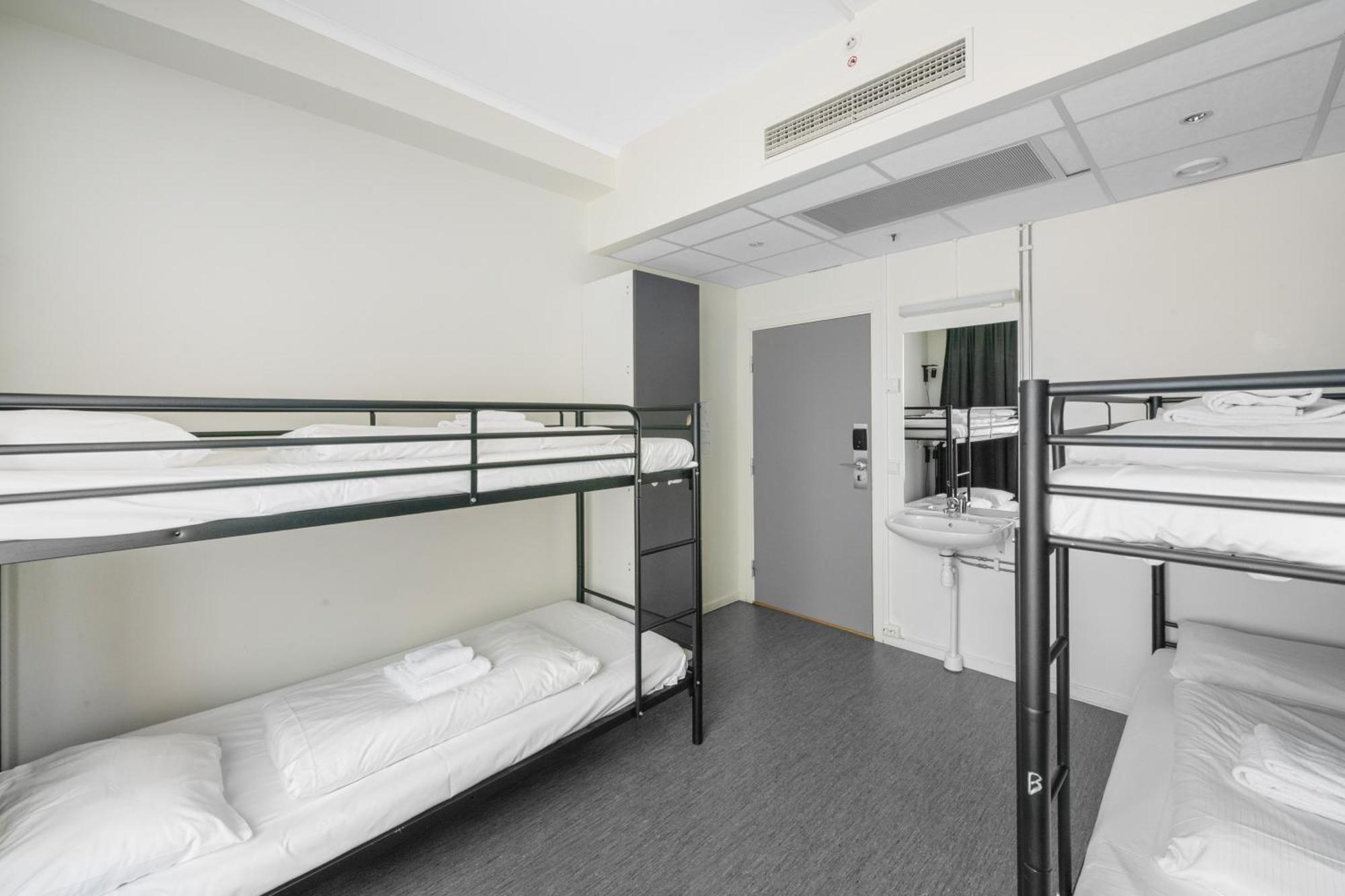 Posto Letto in Dormitorio con 4 Letti