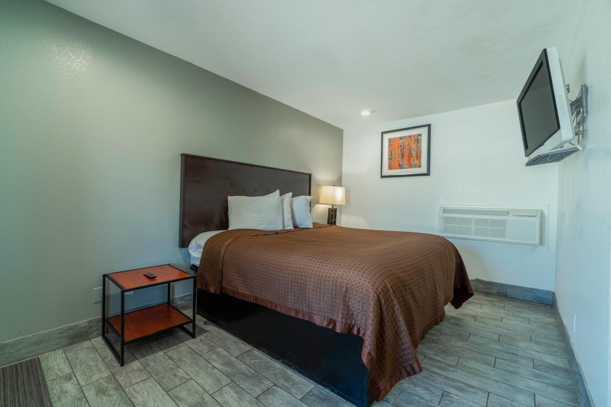 Deluxe King Bed