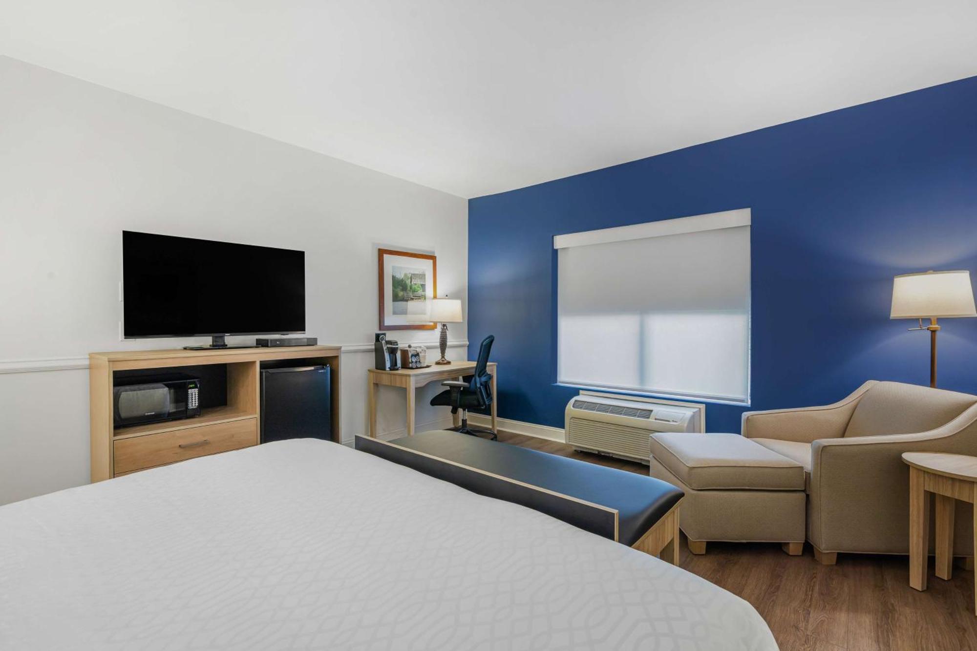 King Room with Wet Bar