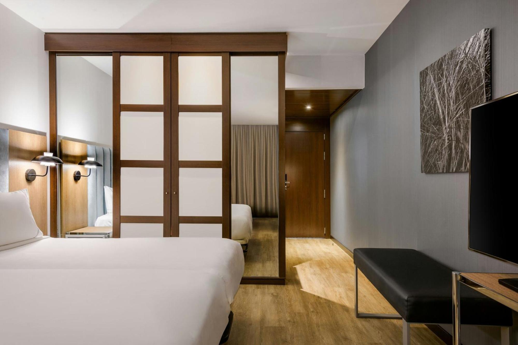 Habitación con cama extragrande.