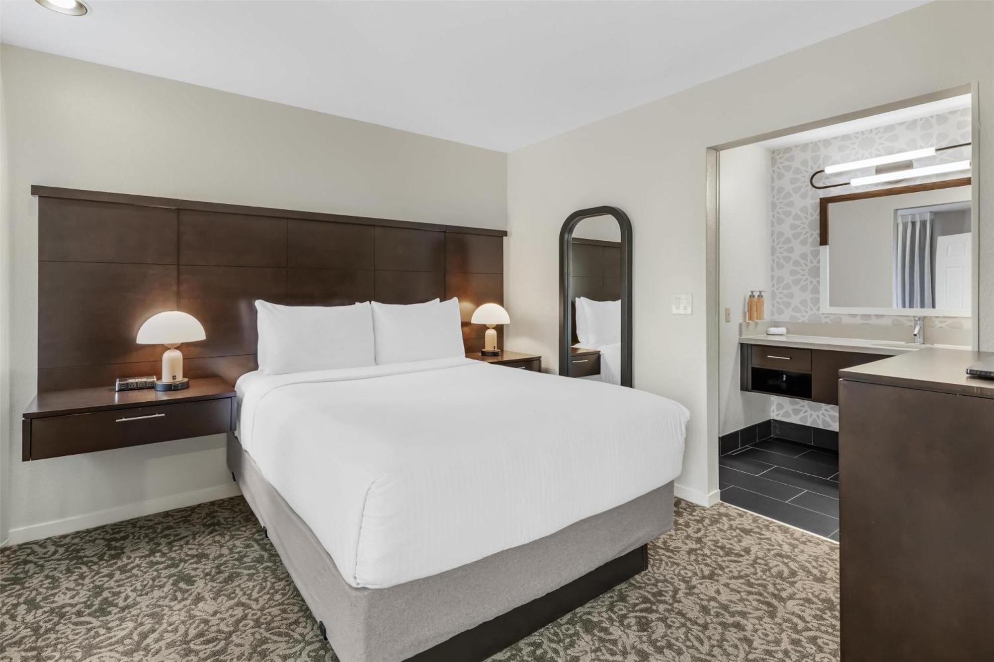 One-Bedroom Queen Suite with Roll-In Shower - Mobility Accessible