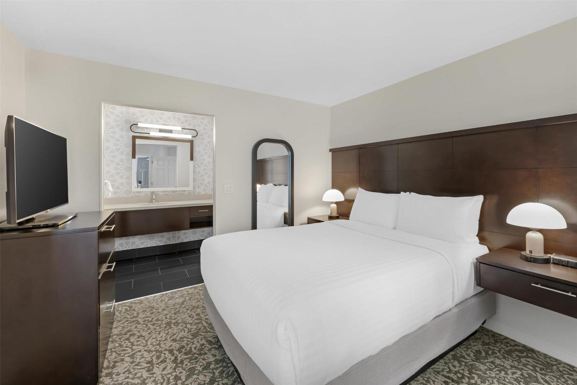 Two-Bedroom Queen Suite with Roll-In Shower - Mobility/Hearing Accessible