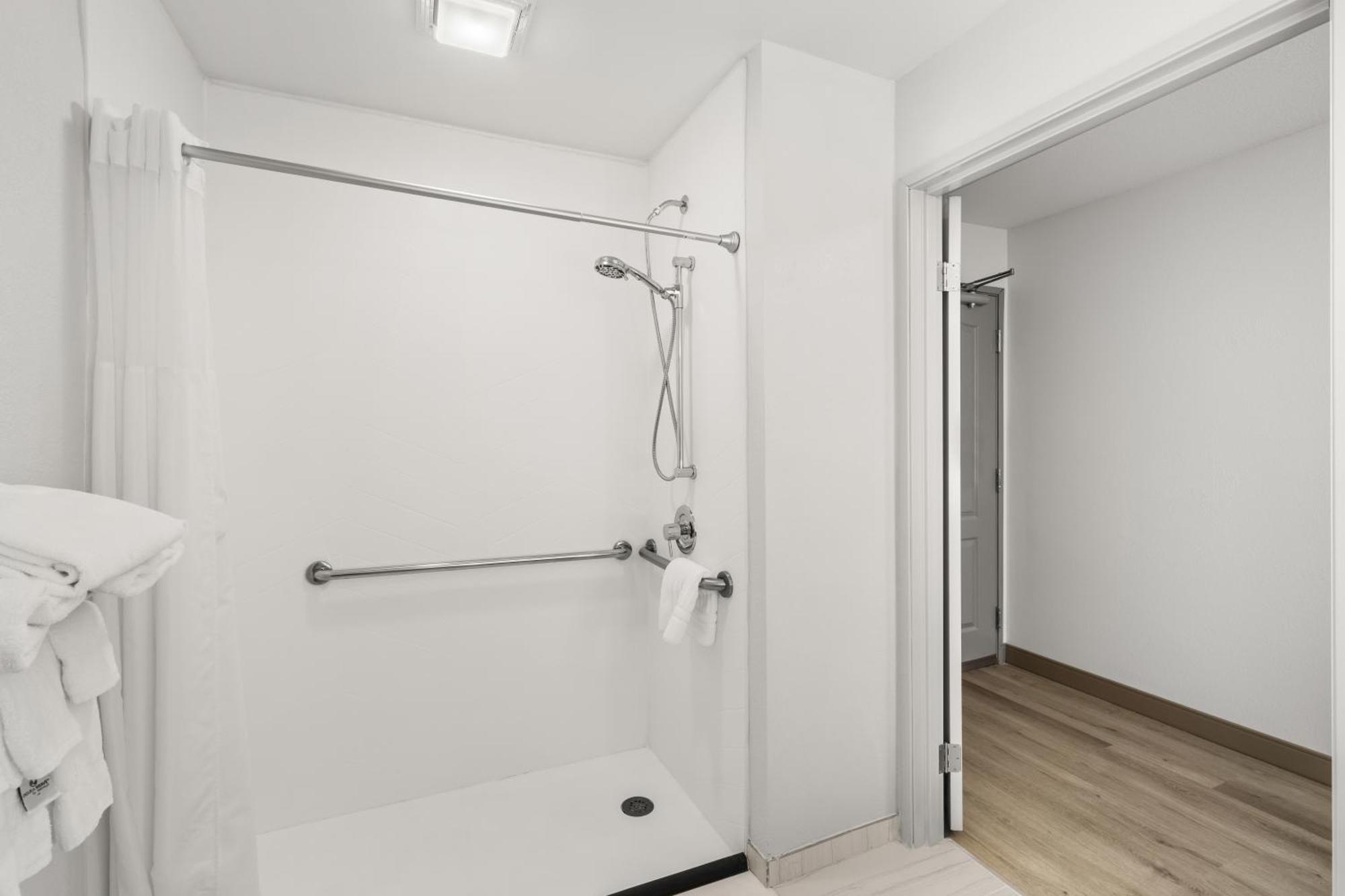 King Room with Roll-in Shower - Non-Smoking