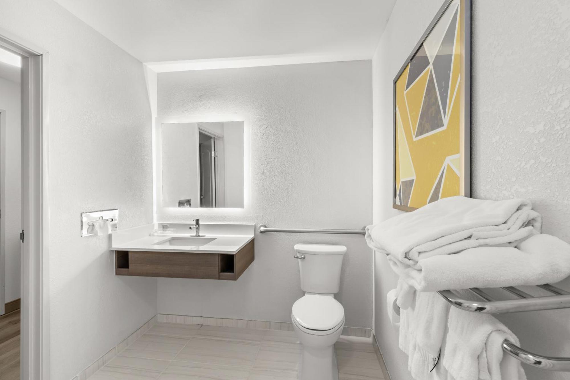 One-Bedroom King Suite - Disability Access/Non-Smoking