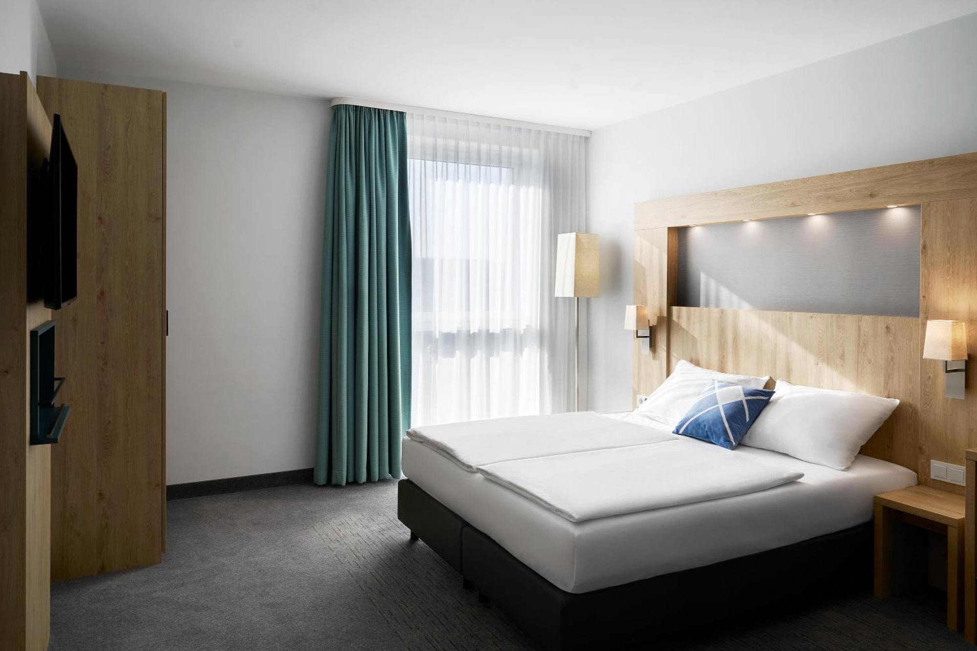 Ruhiges Standard Zimmer mit Kingsize-Bett und Blick auf den Innenhof