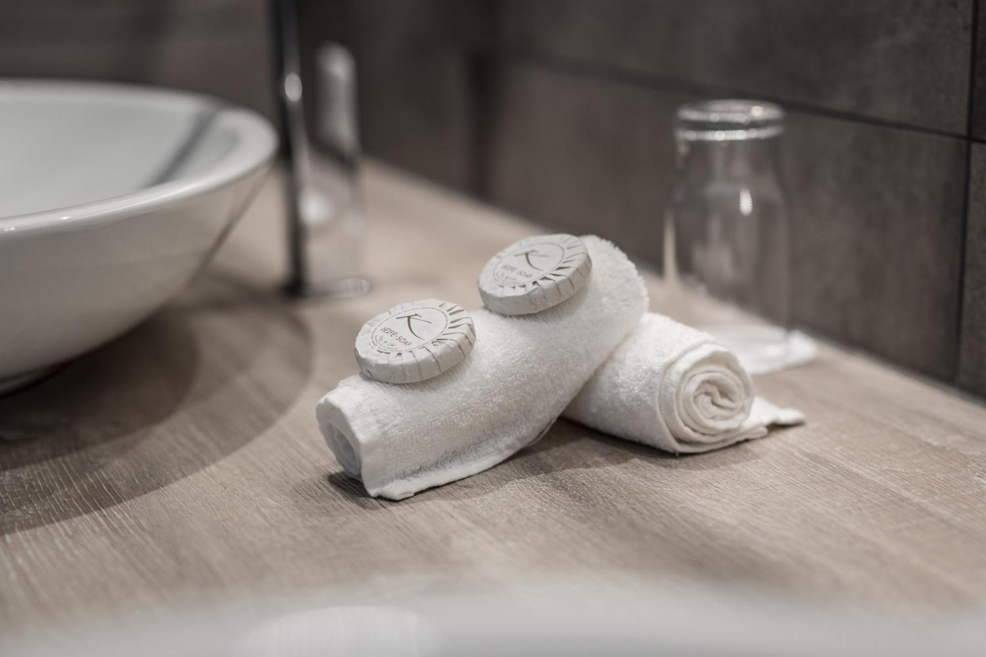 Deluxe Room,1669813534:JPEG