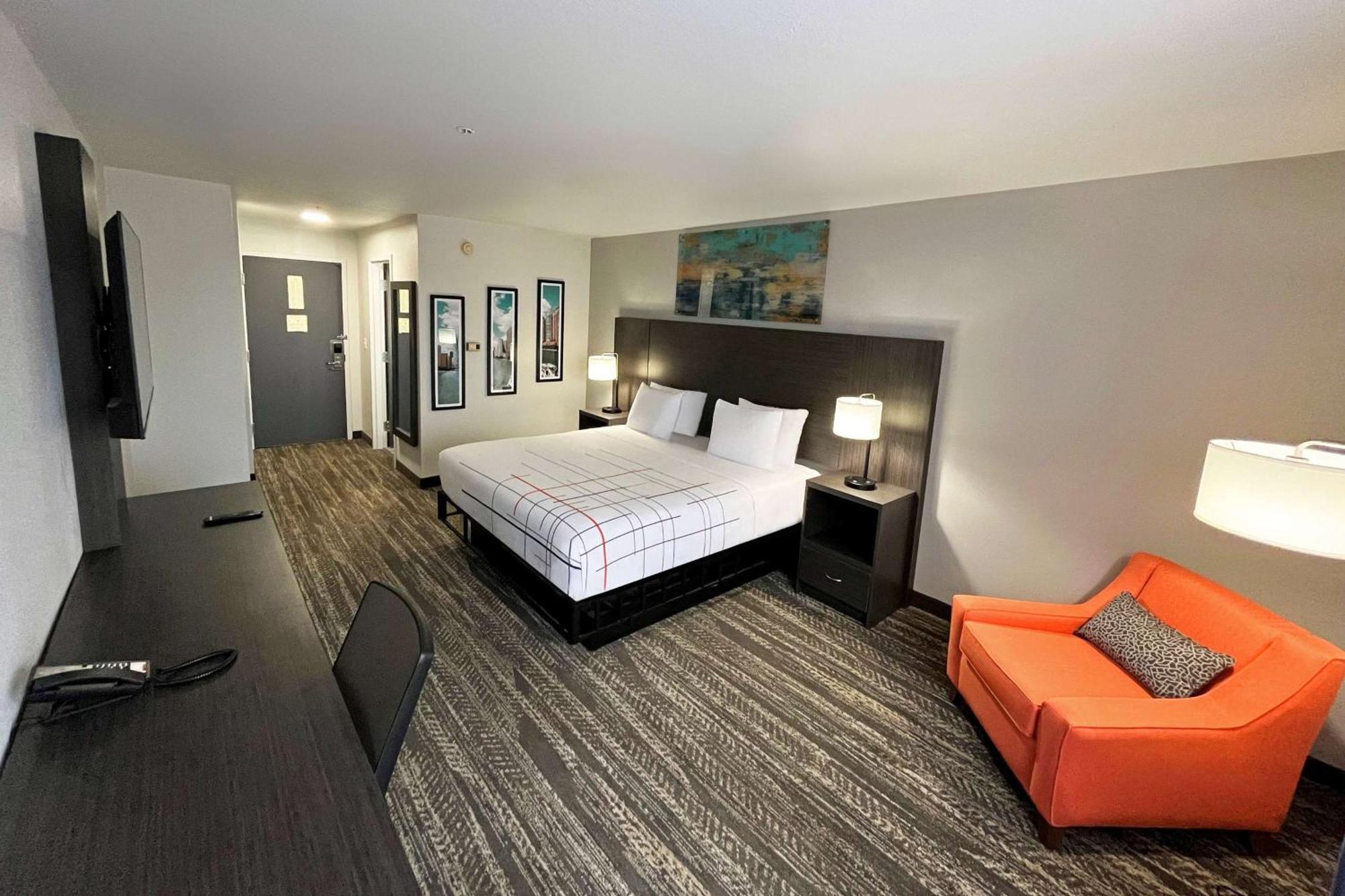 King Room with Tub and Grab Bars - Mobility/Hearing Accessible - Non-Smoking