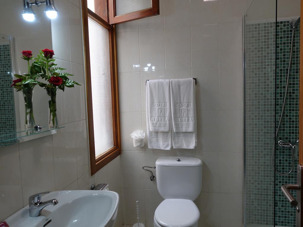 Zweibettzimmer mit Balkon