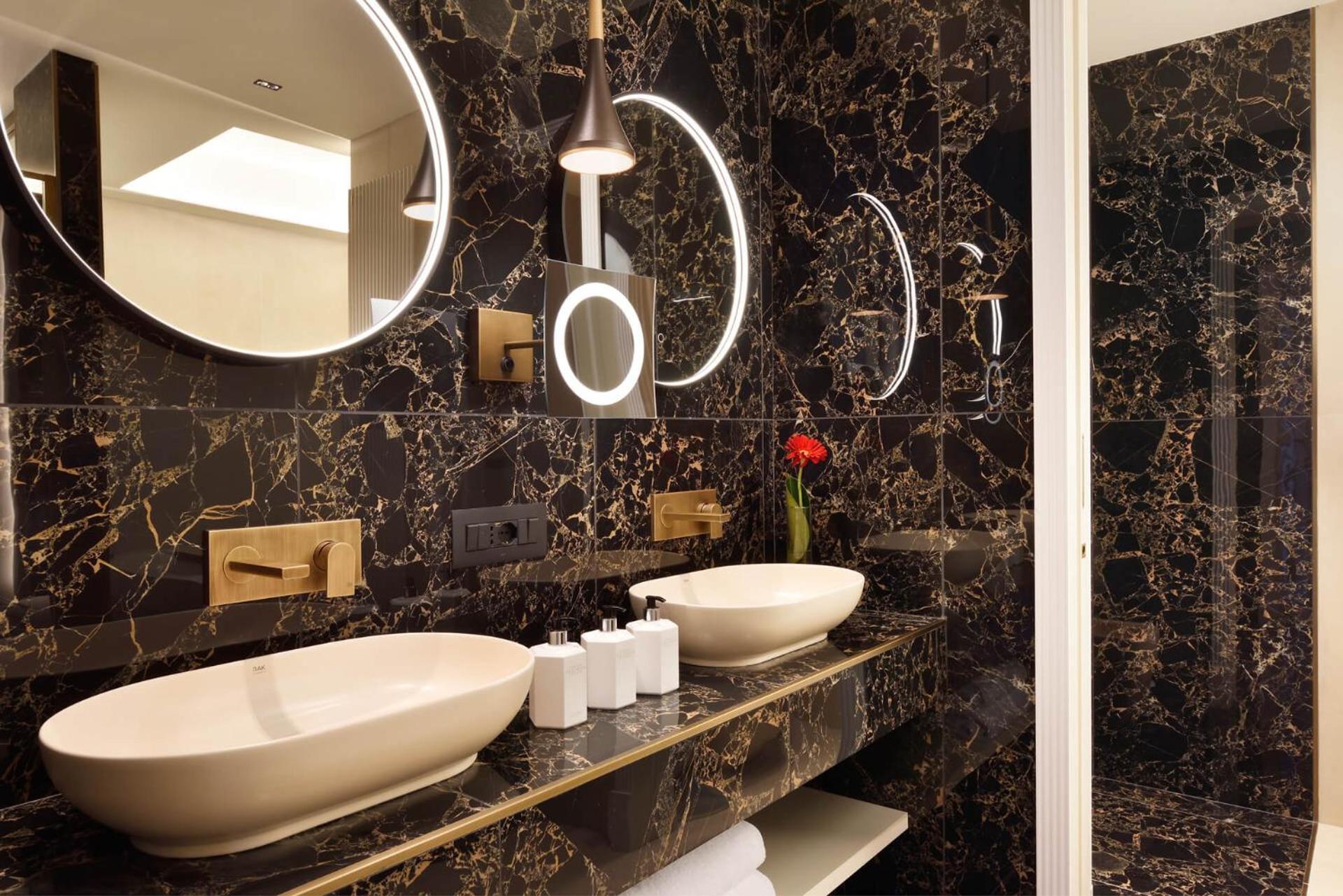 Suite con bañera de hidromasaje, balcón, terraza y vistas a la ciudad