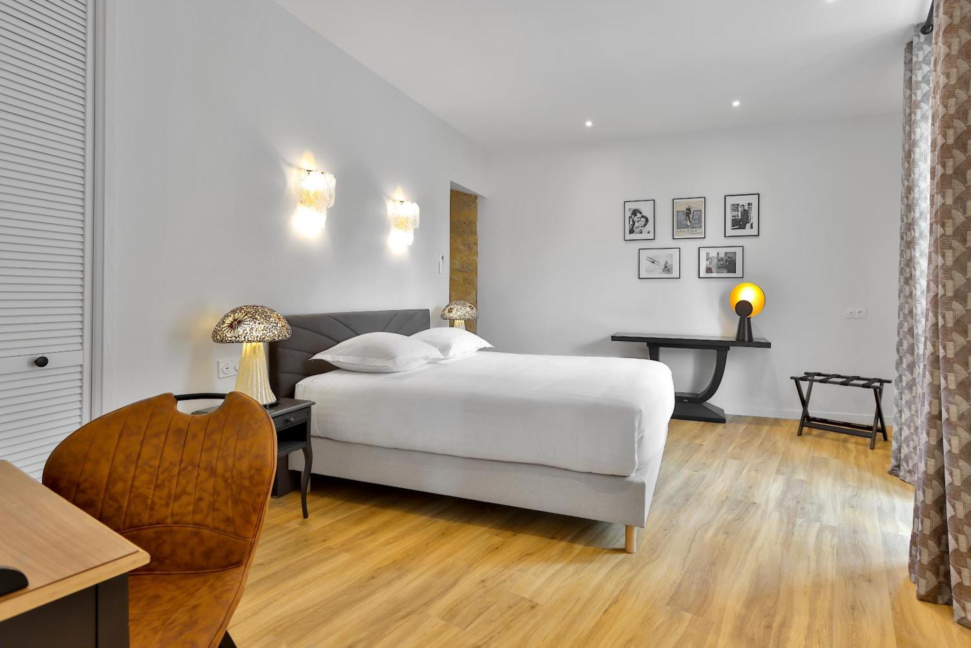 One-Bedroom Premium Apartment with Balcony - Cinema theme