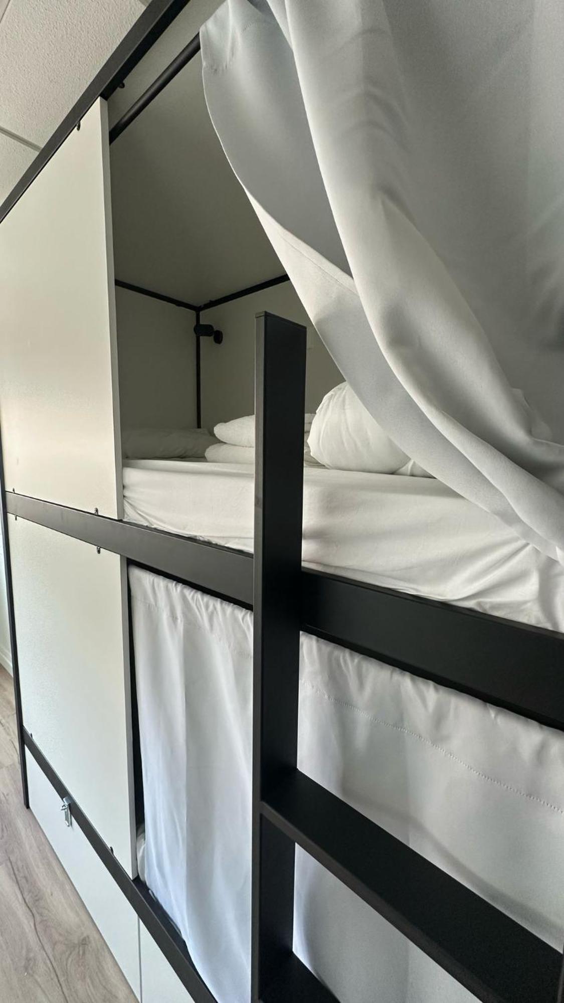 Cama num Dormitório Misto com 4 Camas