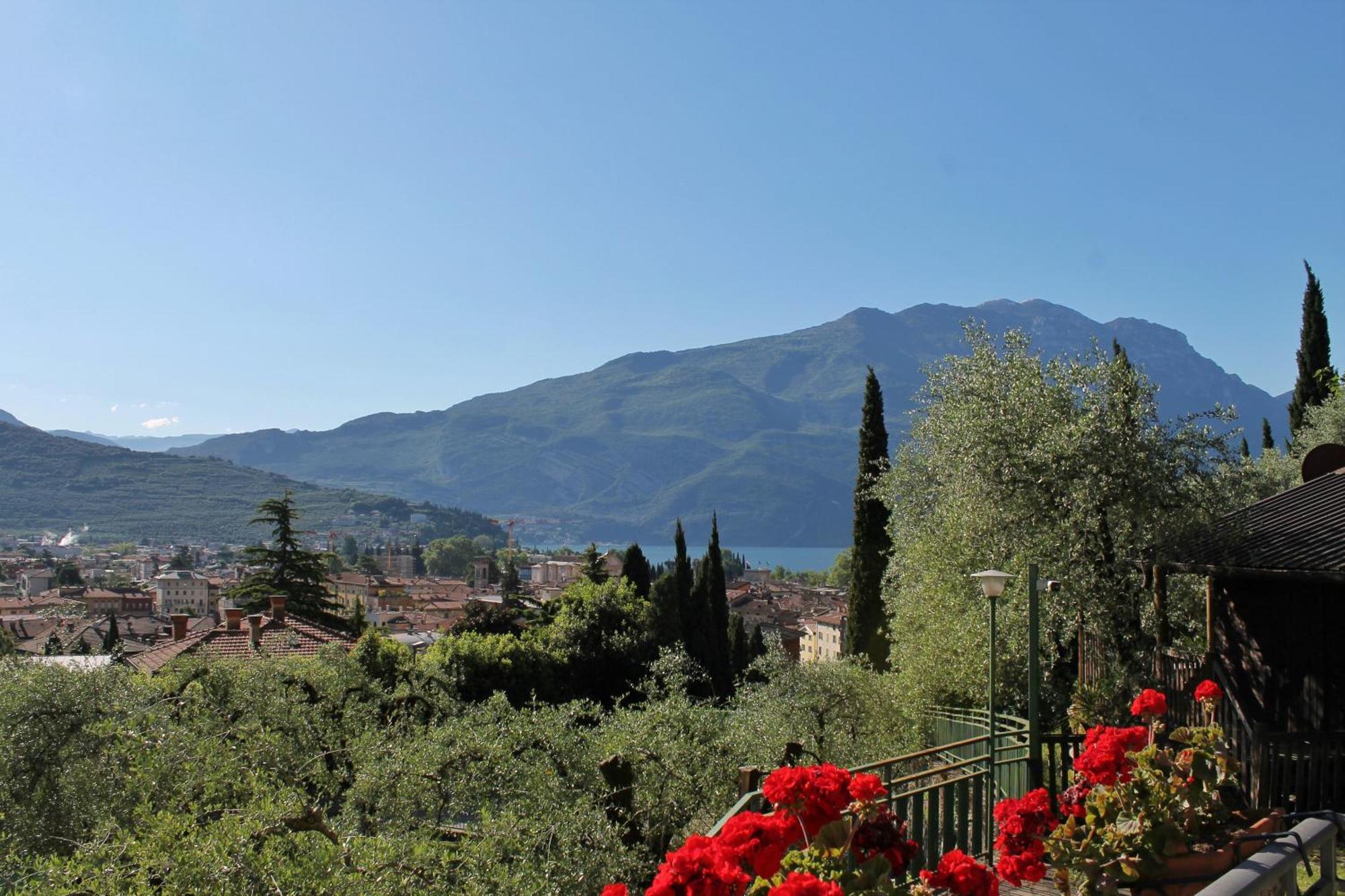 Appartamento con Giardino e Vista Lago