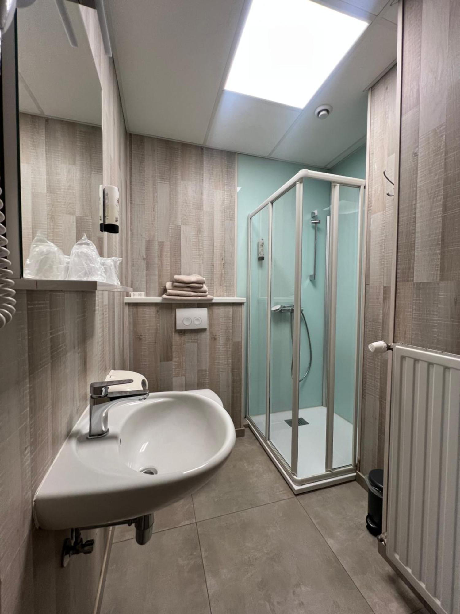 Twin Room,1680588862:JPEG