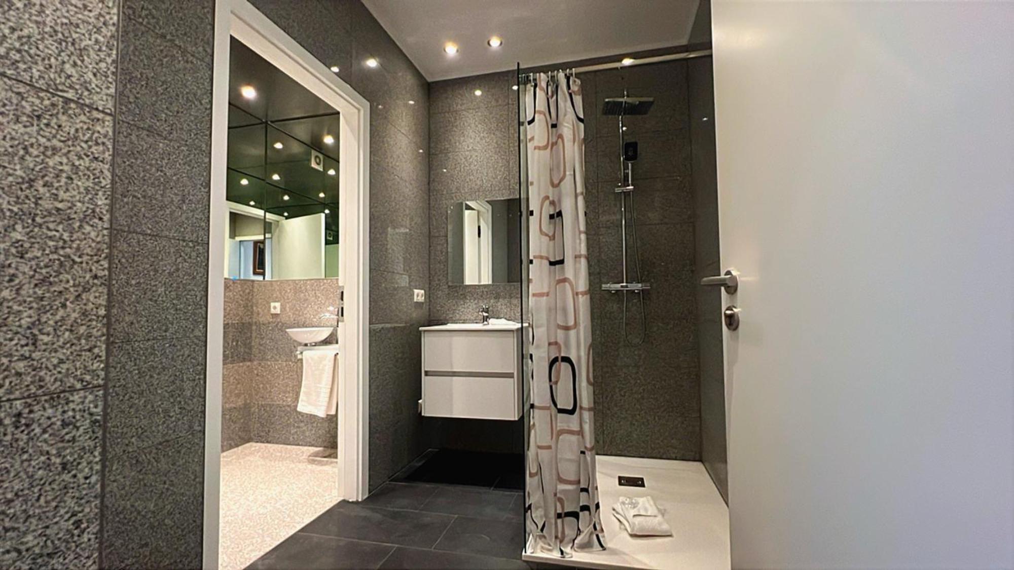 Executive Suite,1671872467:JPEG