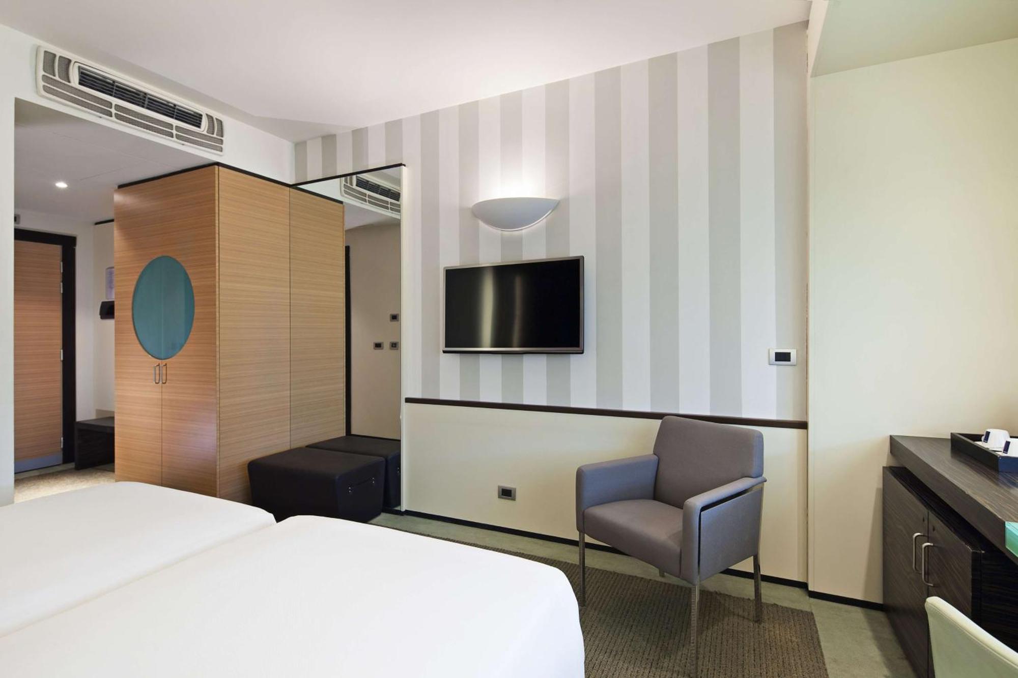 Camera Familiare Comunicante con Letto Supplementare (2 Adulti + 3 Bambini)