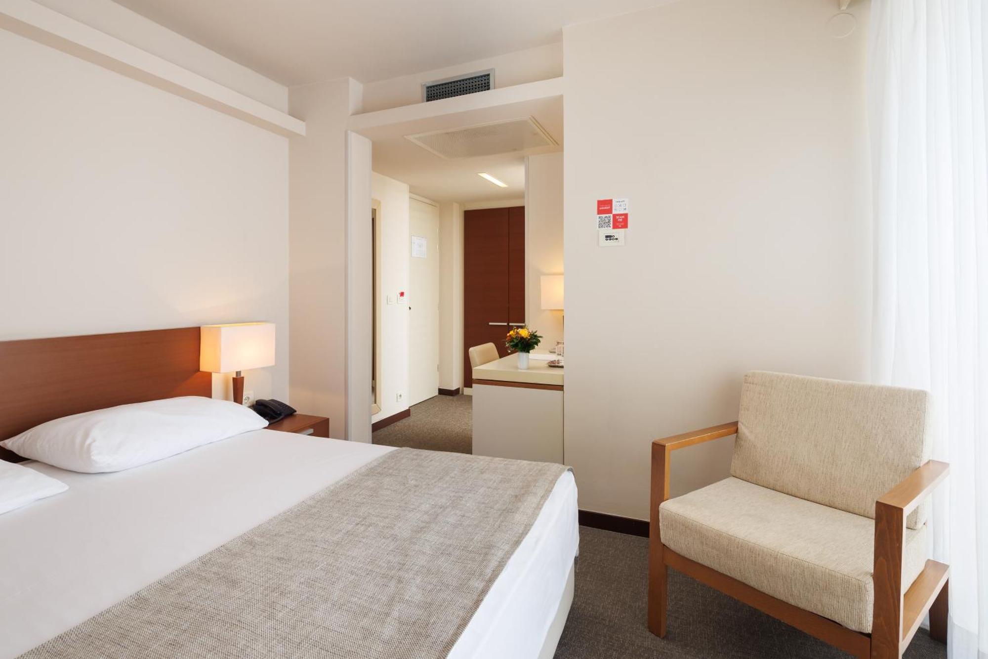 Classic Room with Balcony,1676736127:JPEG