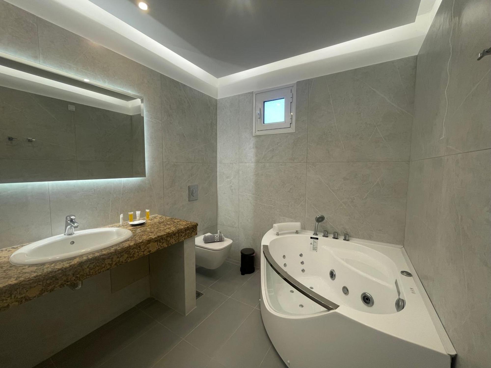 King Room Spa Bath,1678624704:JPEG