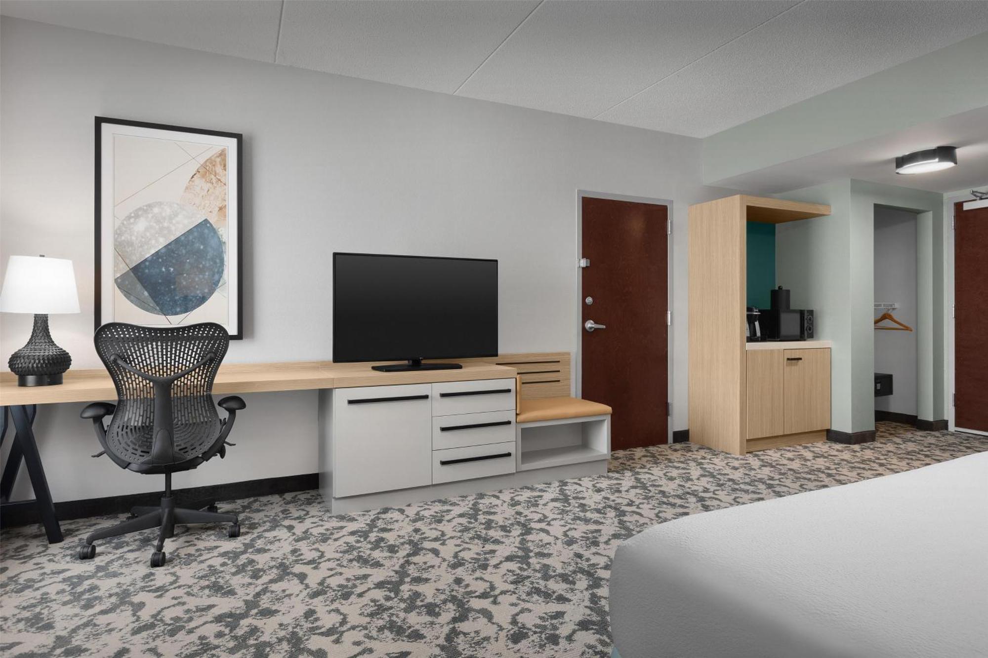 King Room with Bath Tub - Mobility Access