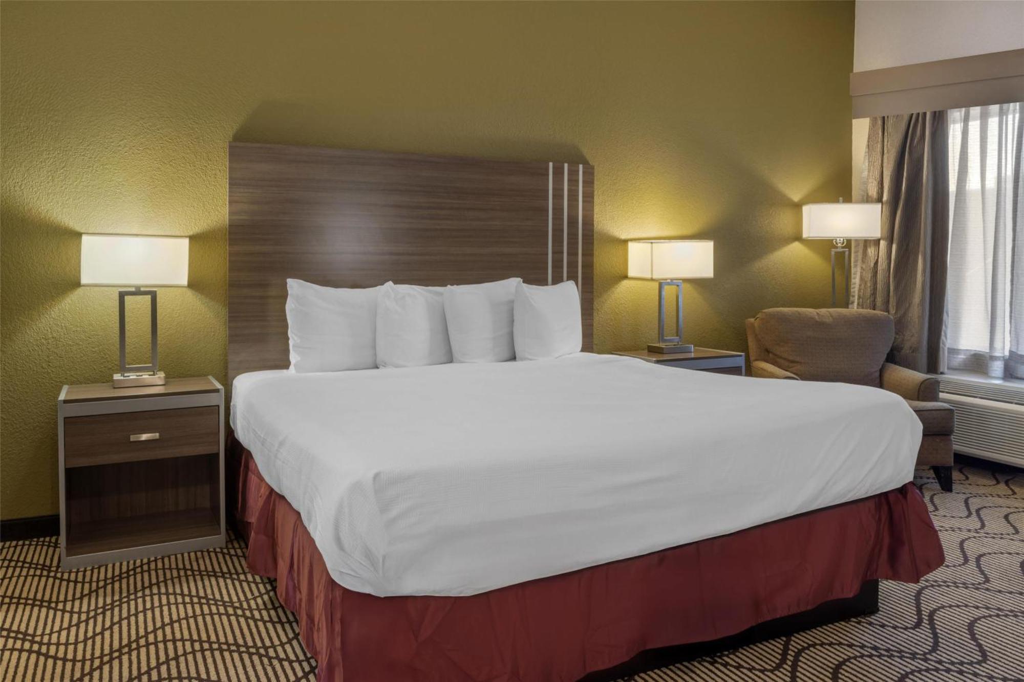 King Room with Roll-In Shower - Disability Access