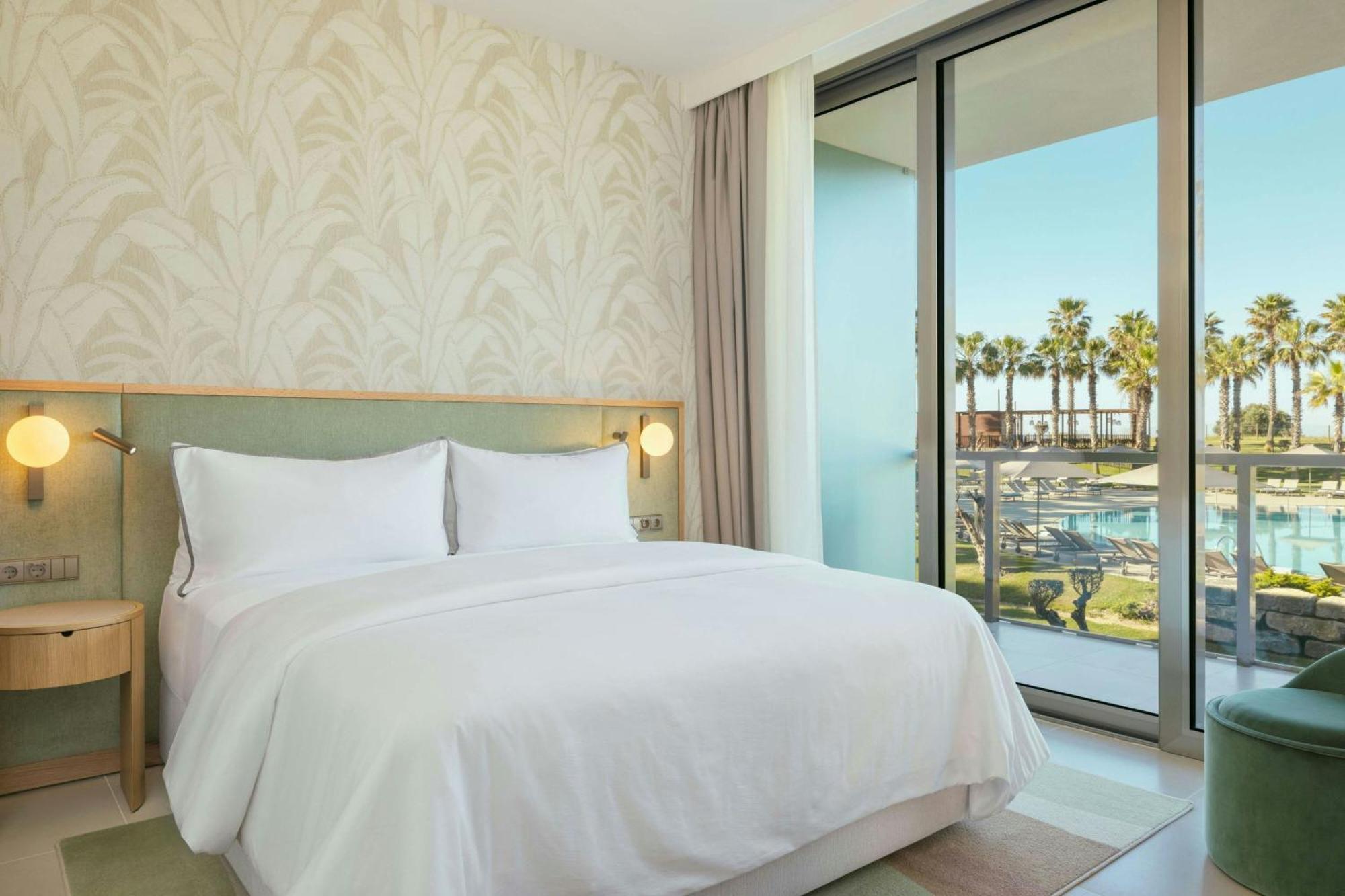 Junior Suite met Kingsize Bed en Balkon - Uitzicht op het Zwembad