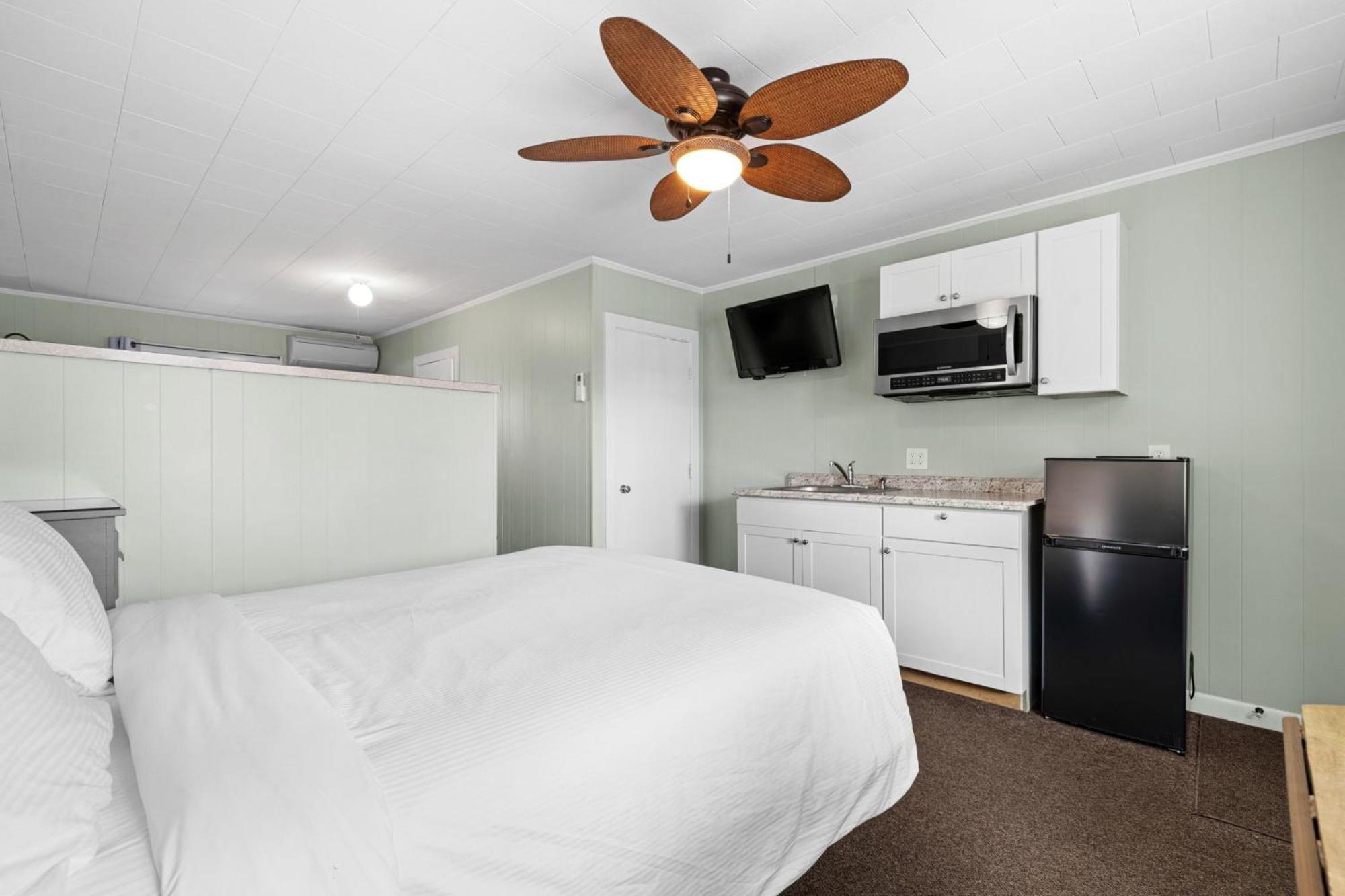 One Queen and Two Single Beds- Family Friendly Kitchenette