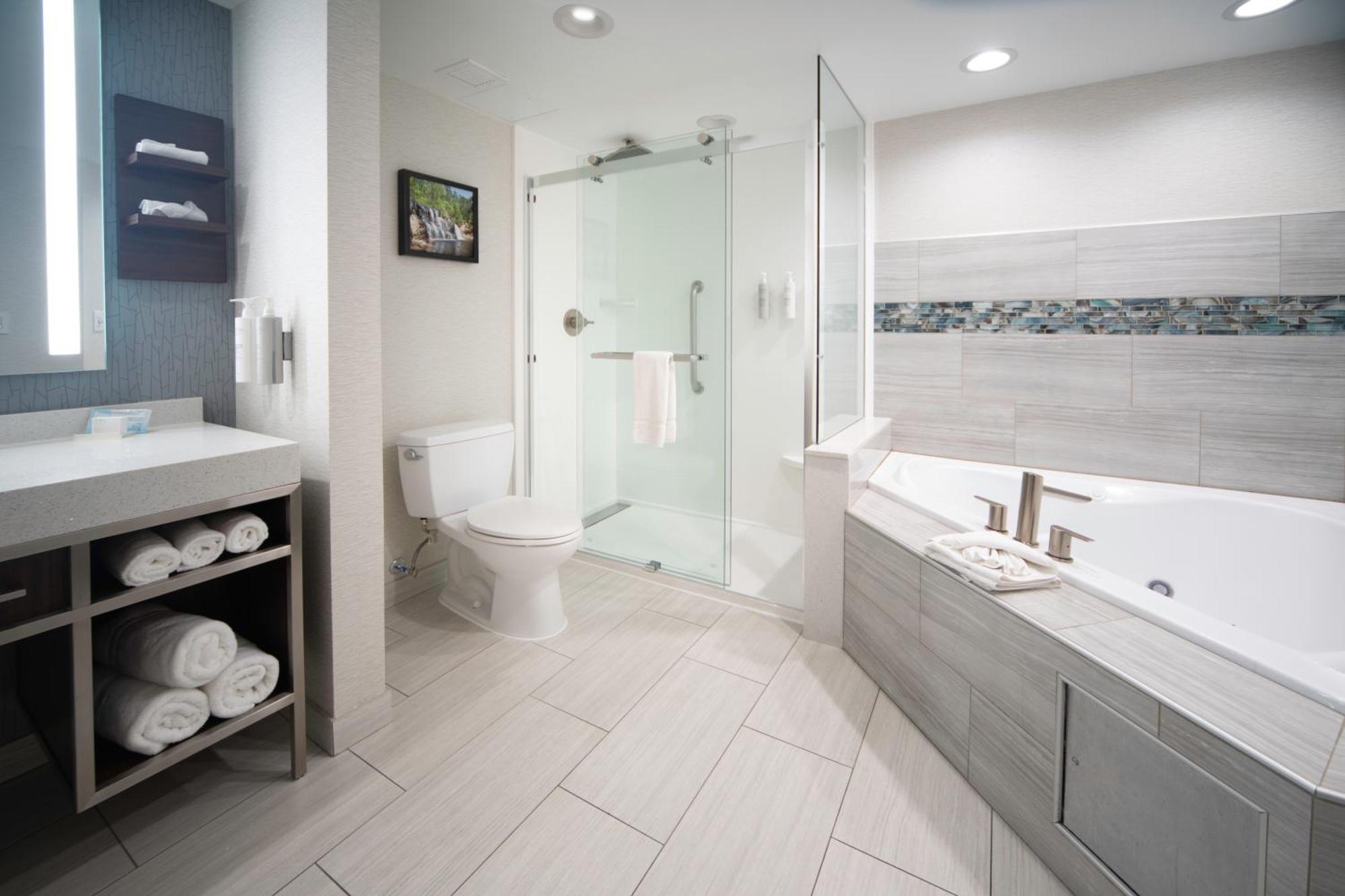 King Suite with Whirlpool - Non-Smoking,1685066005:JPEG