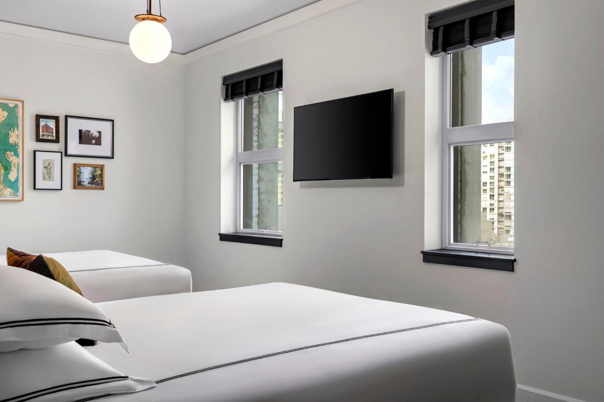 Quarto Queen com 2 Camas Queen-size e Banheira Acessível para Hóspedes com Mobilidade Reduzida
