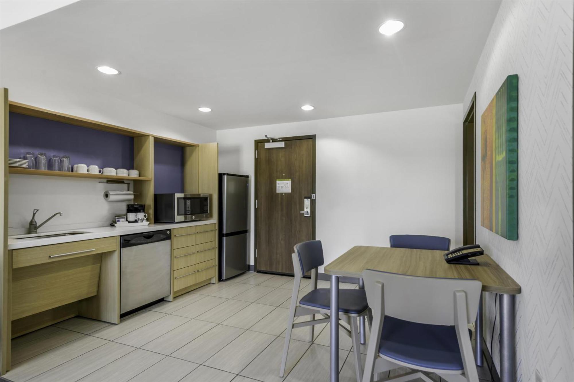 King Suite - Mobility and Hearing Access/Non-Smoking