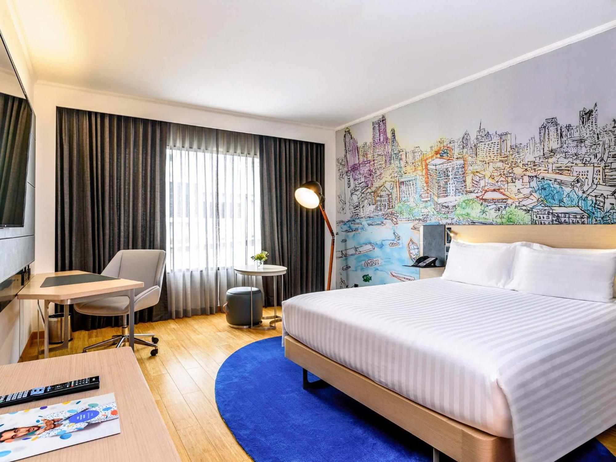 Deluxe Corner Queen Room