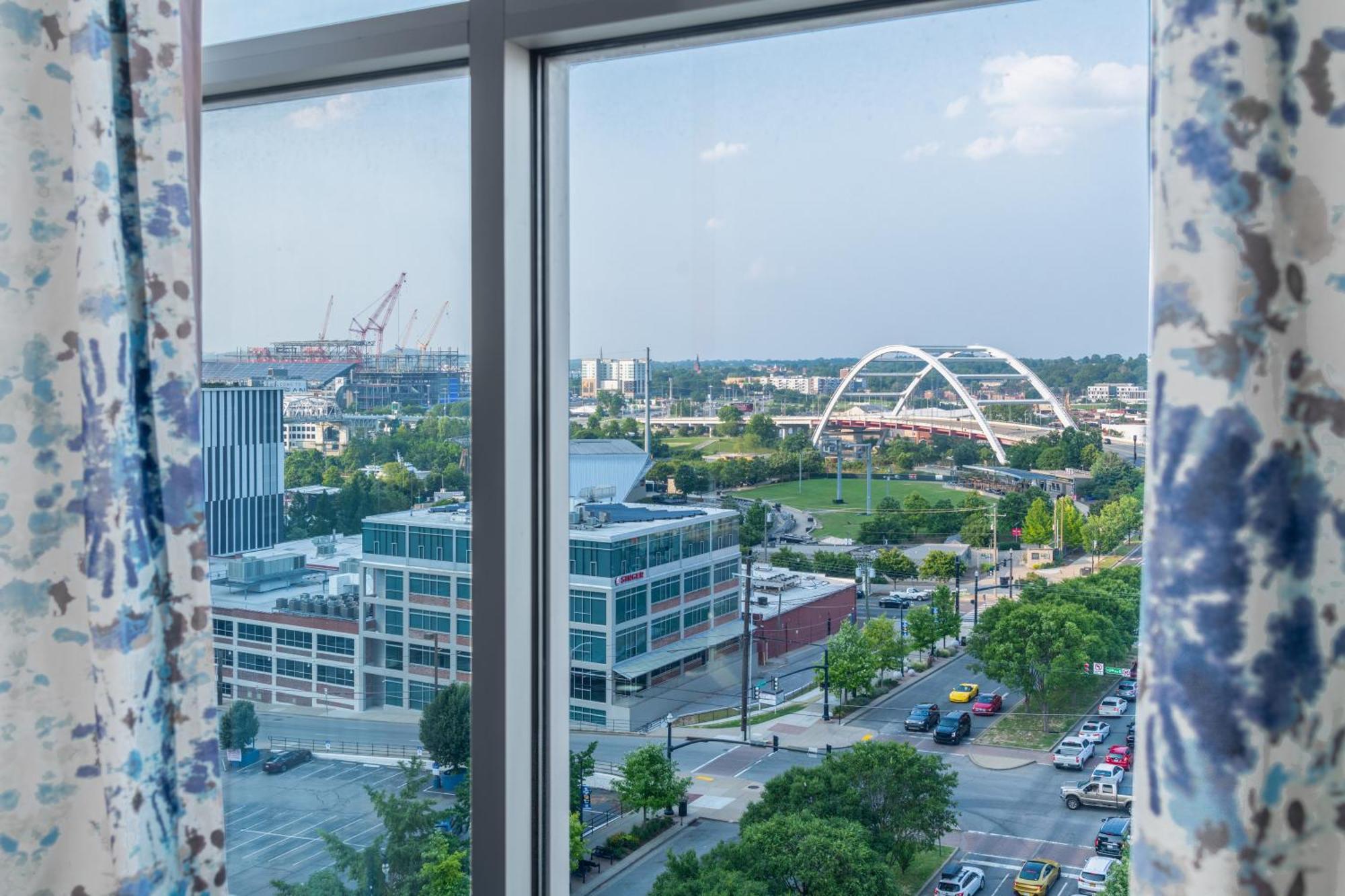 Corner King Room City View