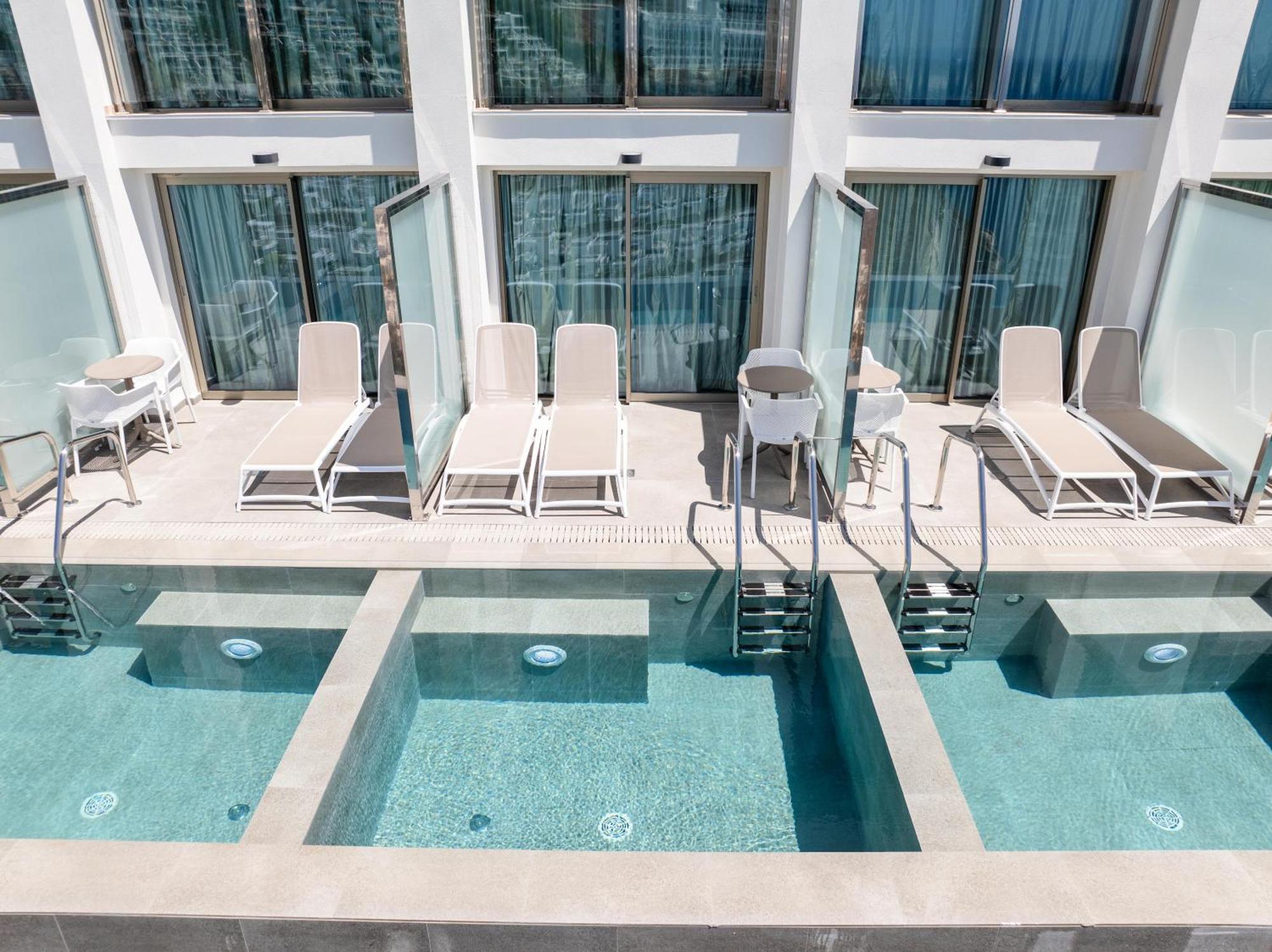 Habitación Doble Superior Dúplex con piscina privada (+18)