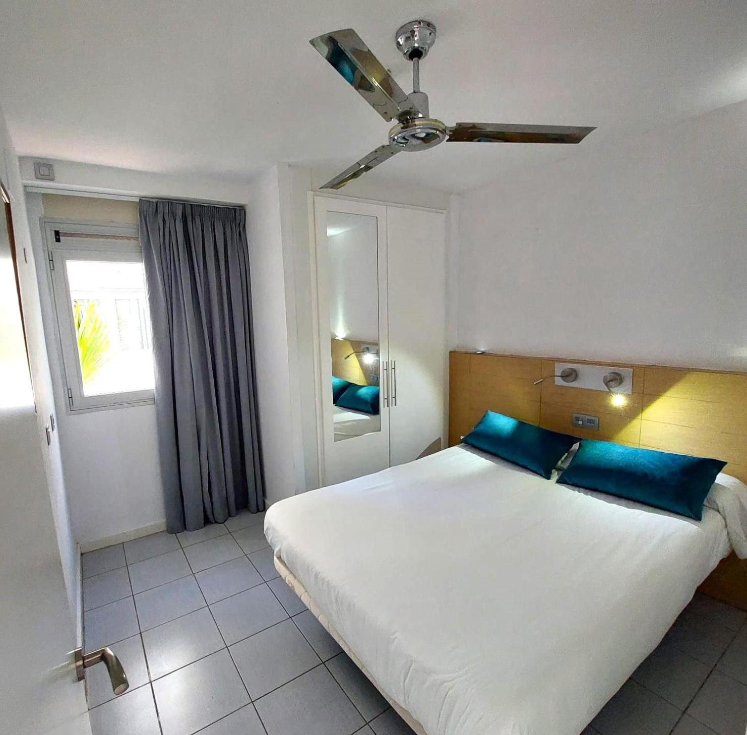 Apartamento Clásico de 2 dormitorios con balcón, vistas al mar y aire acondicionado