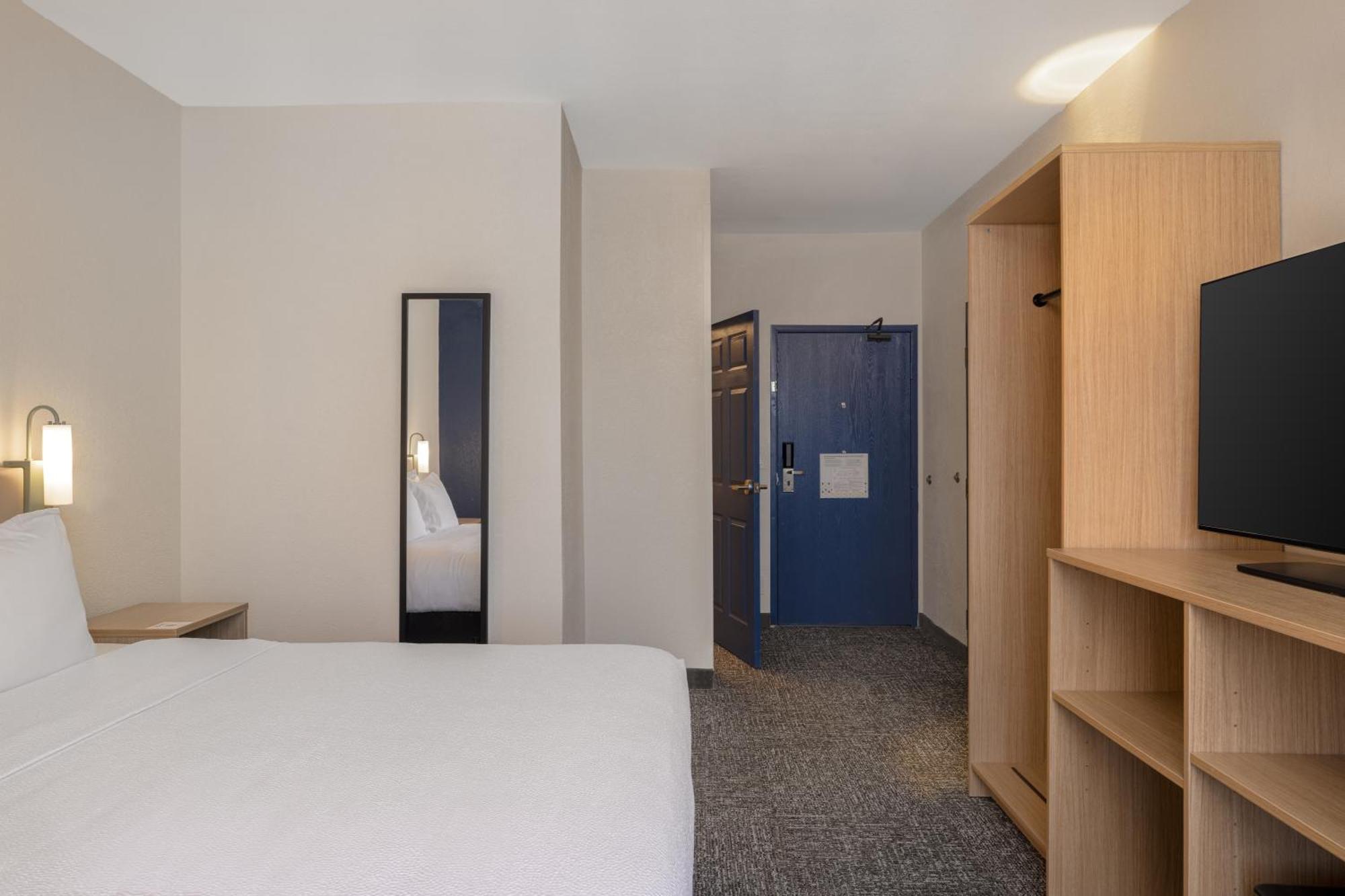 King Room with Bath Tub - Mobility/Hearing Access