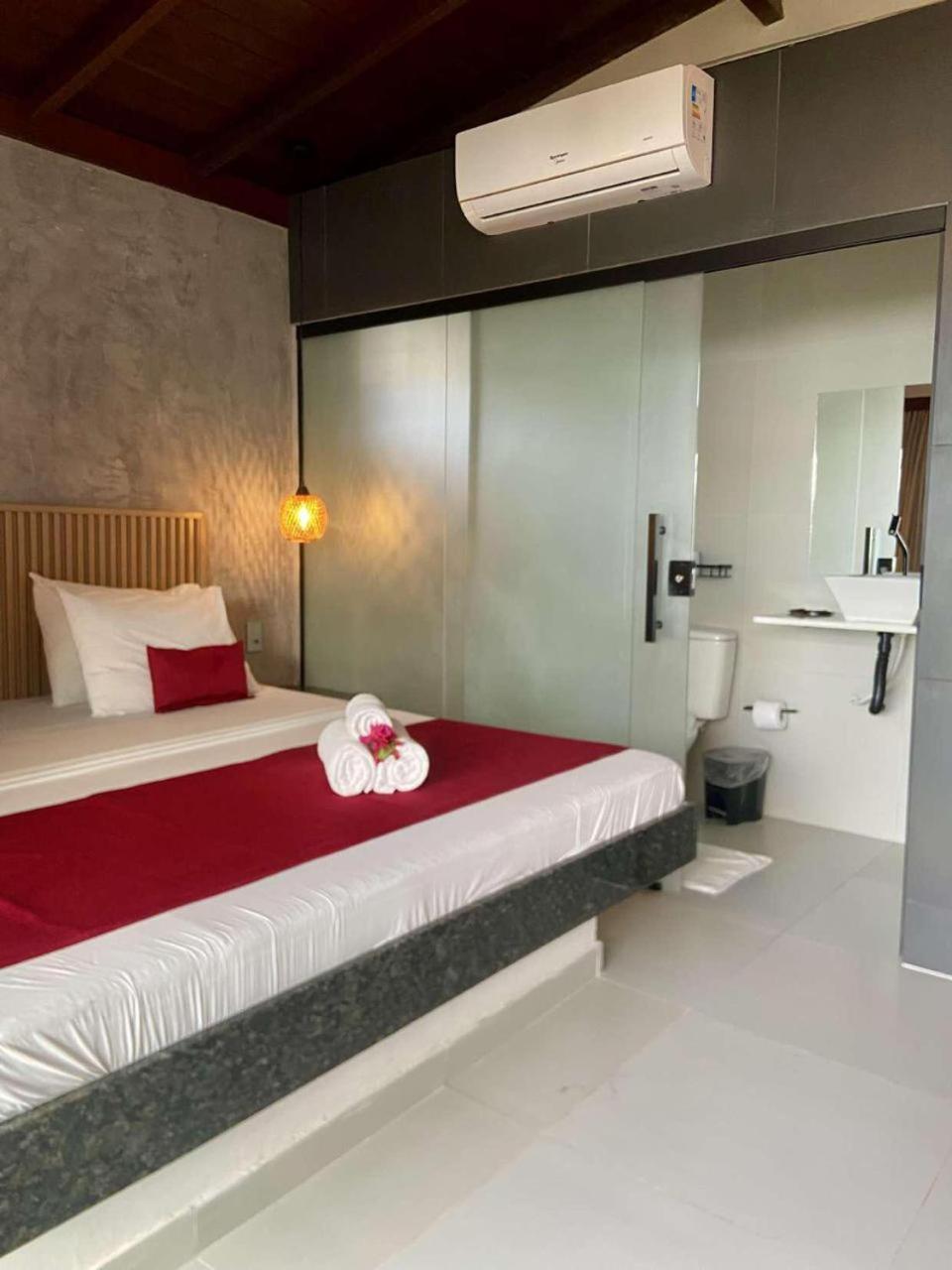 Quarto com Cama King-size e Banheira de Hidromassagem