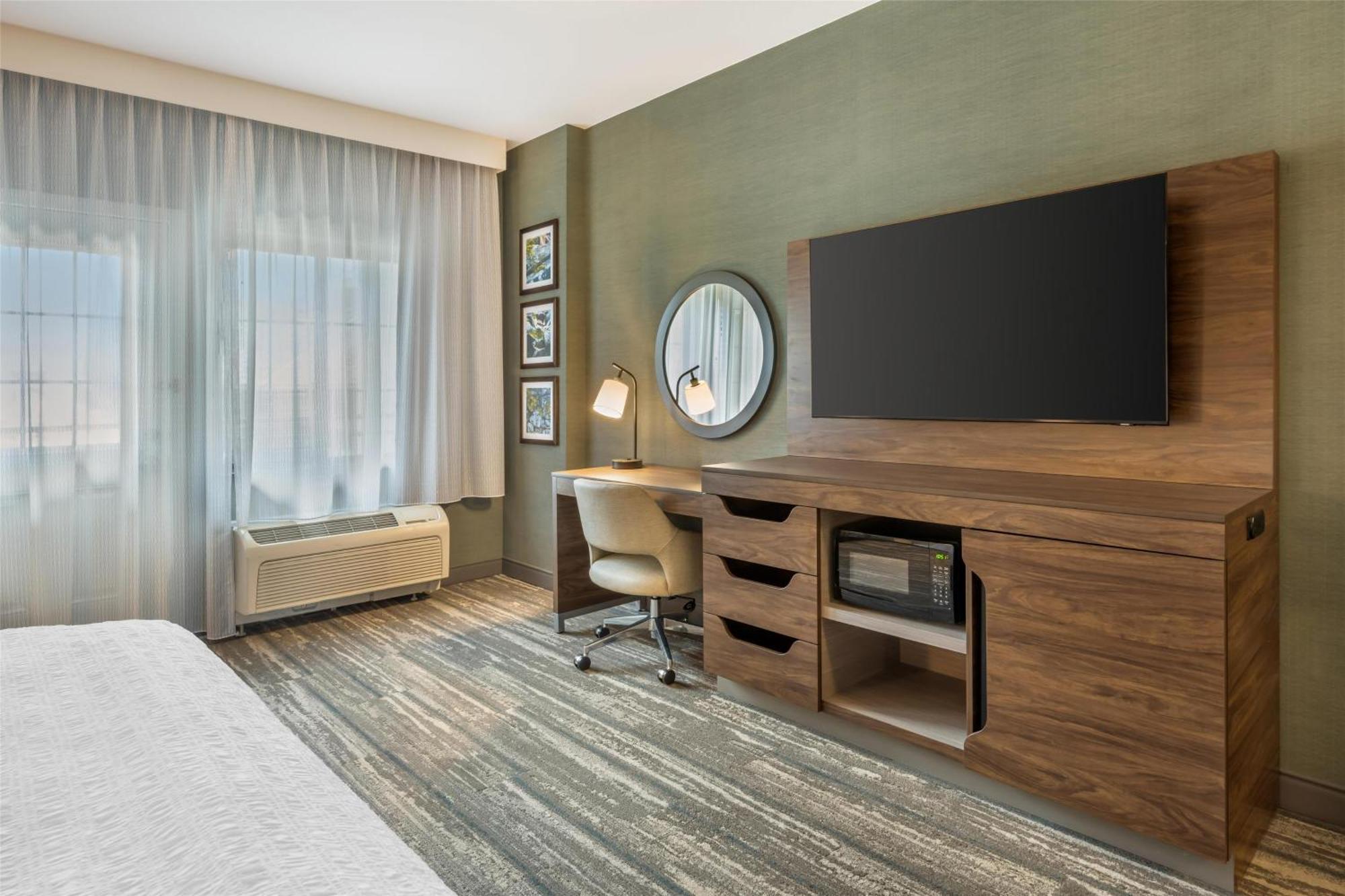 King Room with Balcony - Non-Smoking